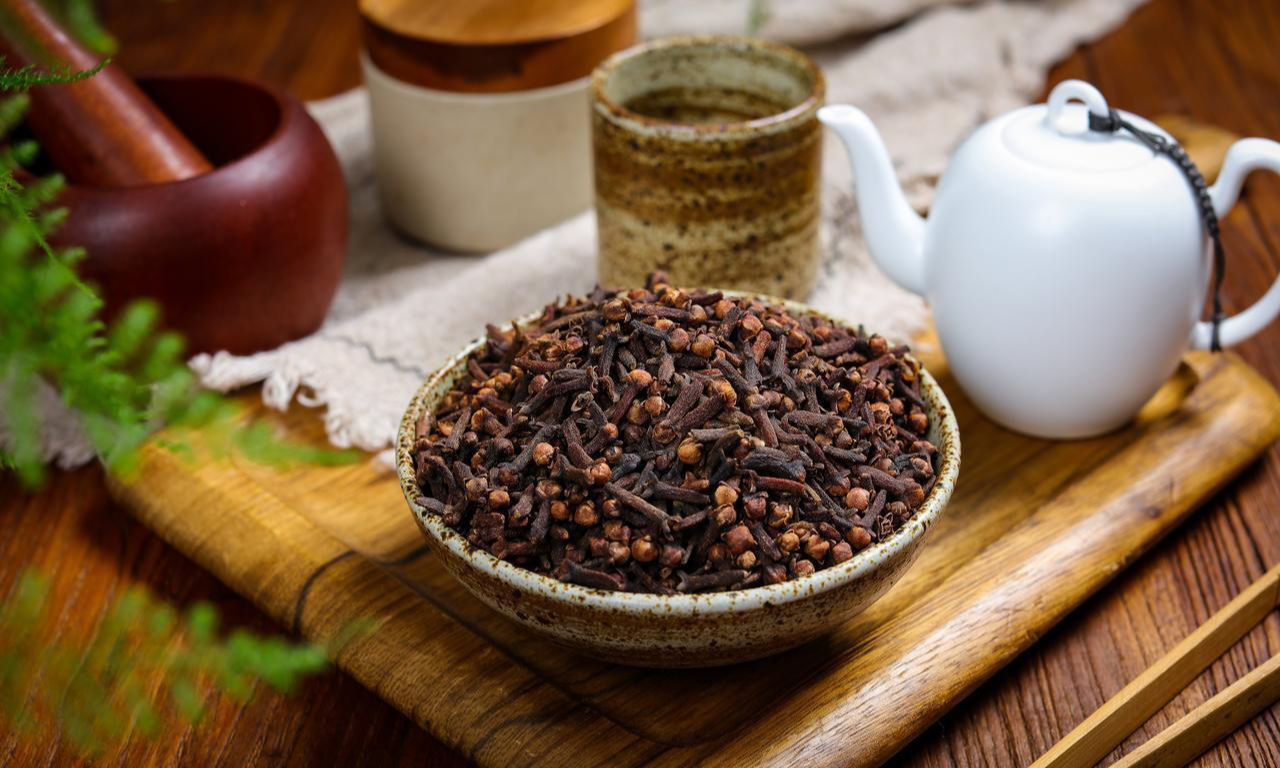 Từ kẹo cao su và hàng hóa xa xỉ đến gia vị nhà bếp: Tại sao đinh hương lại đa dụng đến vậy? - Ảnh 1.