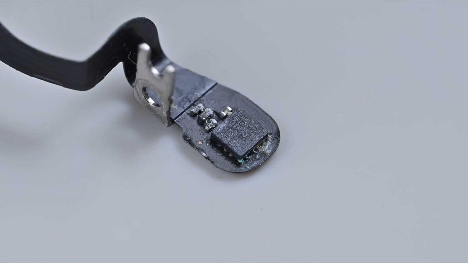 Hỏng cảm biến g&oacute;c nắp khiến MacBook Pro kh&ocirc;ng thức dậy khi d&ugrave;ng pin- Ảnh 2.