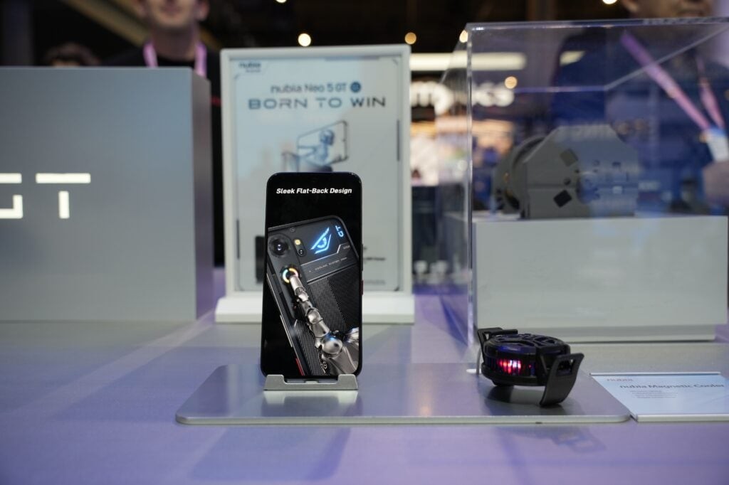 Nubia Neo 5 GT ra mắt: Quạt tản nhiệt &ldquo;độc nhất ph&acirc;n kh&uacute;c&rdquo;, m&agrave;n 144Hz 4.500 nits, pin 6.210mAh sạc 80W, gi&aacute; từ 399 Euro - Ảnh 1.