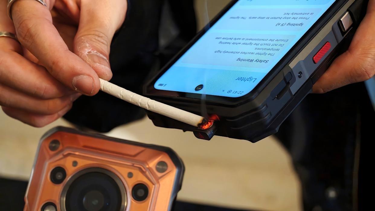 Oukitel WP63 g&acirc;y kinh ngạc tại MWC 2026 khi t&iacute;ch hợp t&iacute;nh năng ch&acirc;m lửa độc đ&aacute;o phục vụ mục đ&iacute;ch sinh tồn- Ảnh 1.