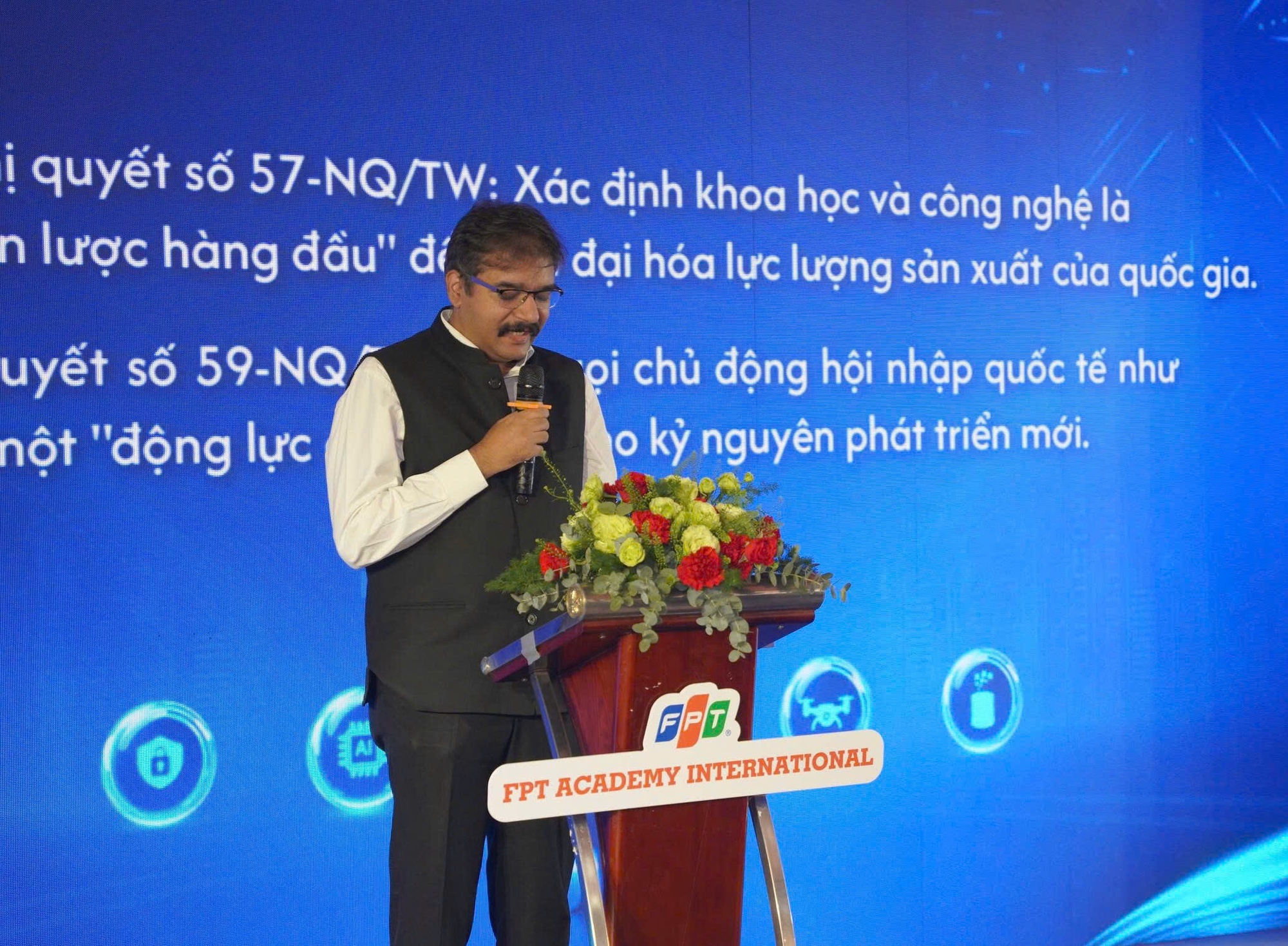 FPT bắt tay đối t&aacute;c quốc tế đ&agrave;o tạo nh&acirc;n lực cho c&aacute;c ng&agrave;nh mũi nhọn AI, b&aacute;n dẫn, an ninh mạng v&agrave; UAV- Ảnh 3.