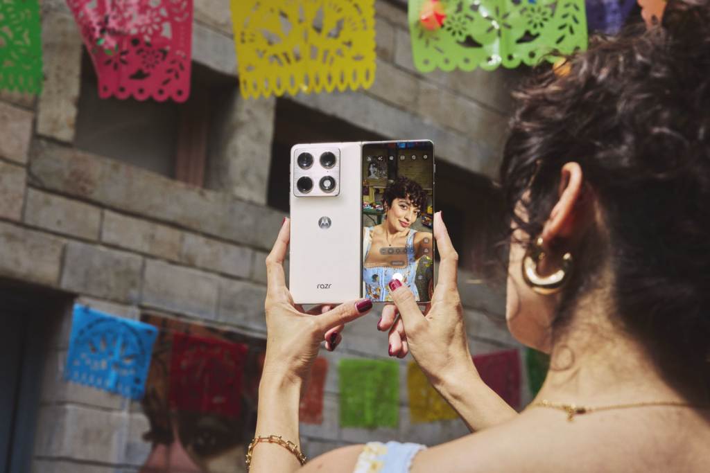 Điện thoại gập Motorola đạt điểm camera 164, lọt top 10 to&agrave;n cầu, vượt cả Pixel 10 Pro XL - Ảnh 1.