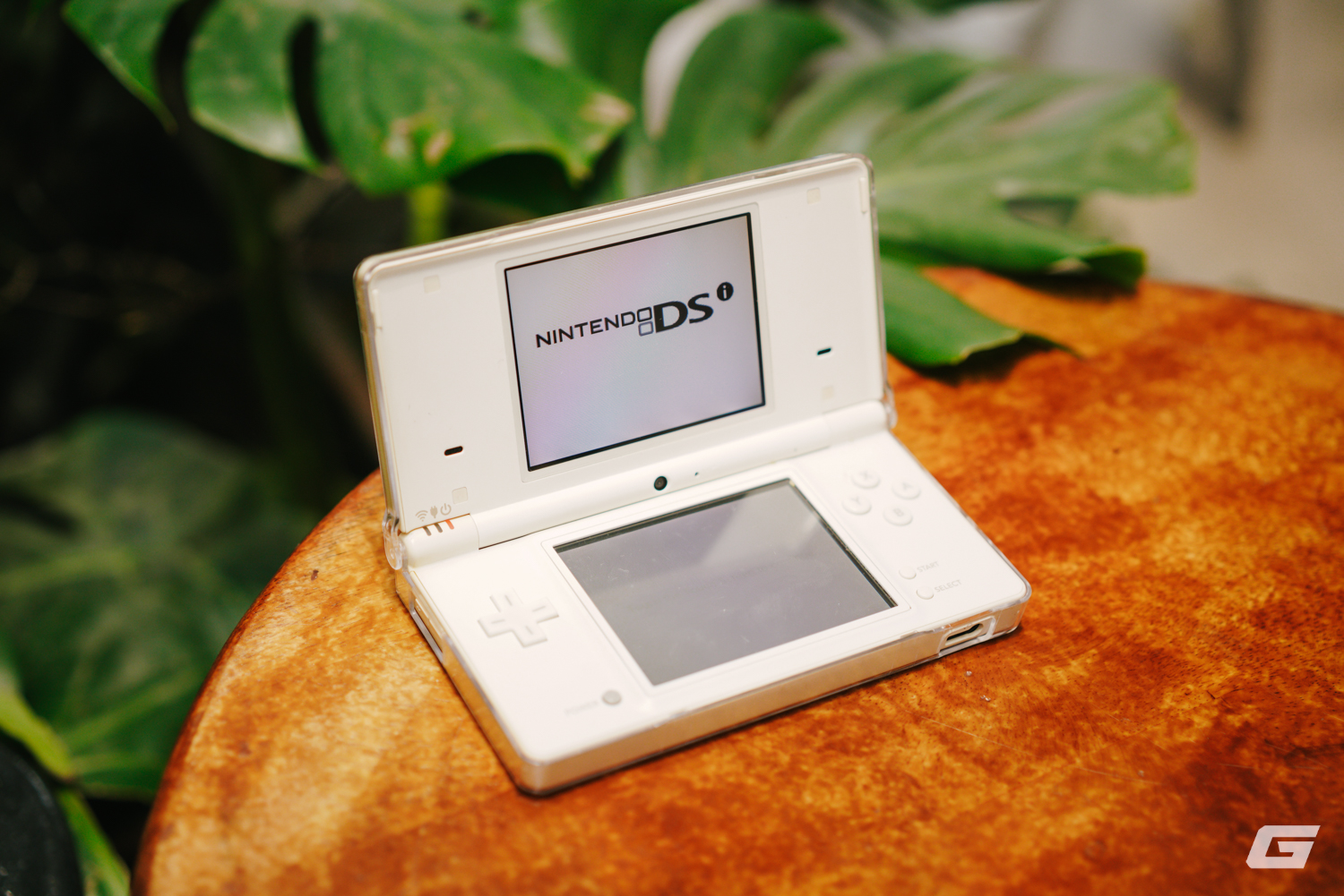 G&oacute;c ho&agrave;i niệm với Nintendo DSi: Chiếc m&aacute;y chơi game đi trước thời đại với 2 m&agrave;n h&igrave;nh v&agrave; b&uacute;t cảm ứng - Ảnh 1.