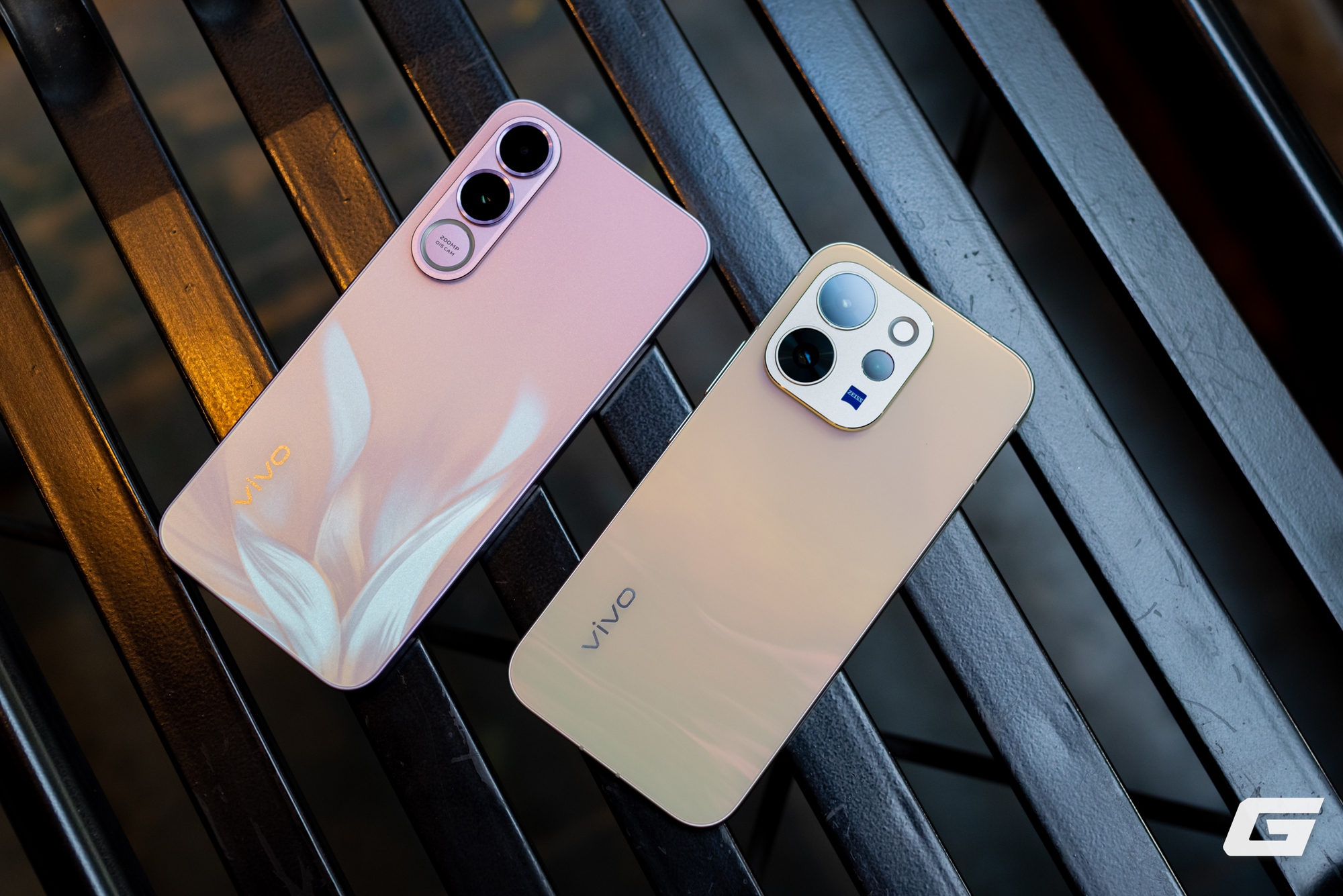 vivo V70 v&agrave; V70 FE: C&ugrave;ng đẹp, c&ugrave;ng chất nhưng chọn m&aacute;y n&agrave;o c&ograve;n phải t&ugrave;y &ldquo;gu&rdquo; - Ảnh 1.