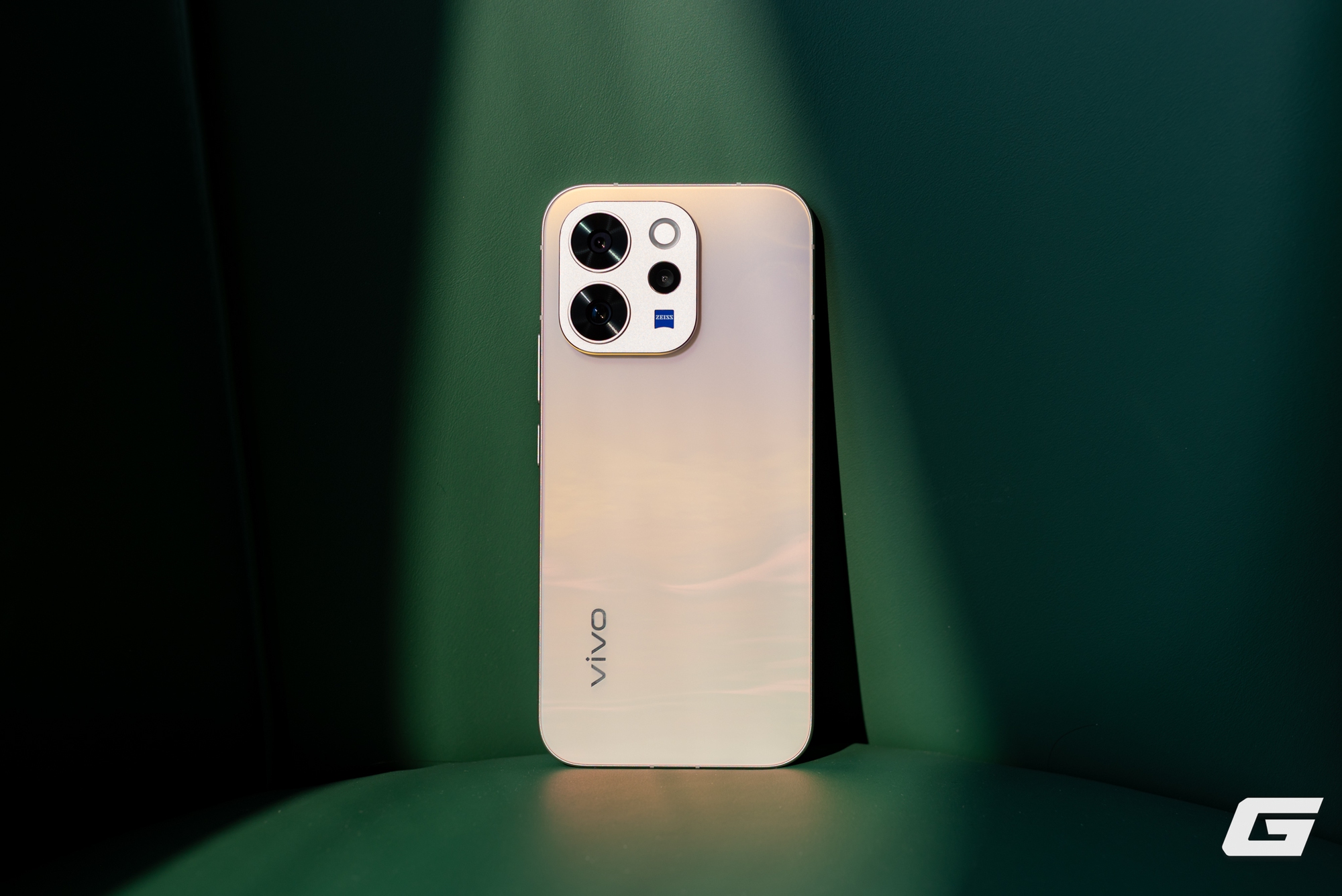 vivo V70 v&agrave; V70 FE: C&ugrave;ng đẹp, c&ugrave;ng chất nhưng chọn m&aacute;y n&agrave;o c&ograve;n phải t&ugrave;y &ldquo;gu&rdquo; - Ảnh 4.