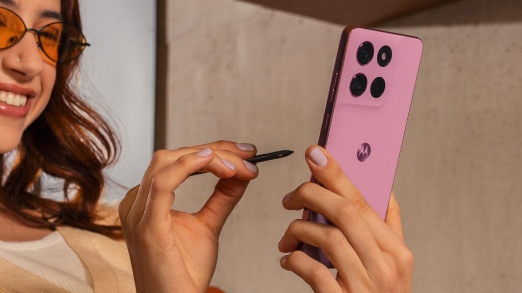 Motorola ra mắt điện thoại c&oacute; b&uacute;t cảm ứng, gi&aacute; chỉ 13,1 triệu đồng - Ảnh 1.