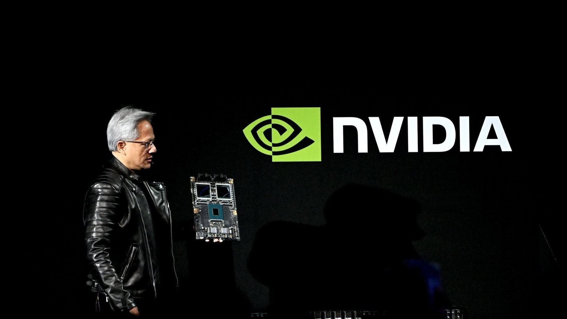 NVIDIA v&agrave; c&uacute; nổ 1.000 tỷ USD: Jensen Huang tuy&ecirc;n bố "thời điểm bước ngoặt" đ&atilde; tới! - Ảnh 2.