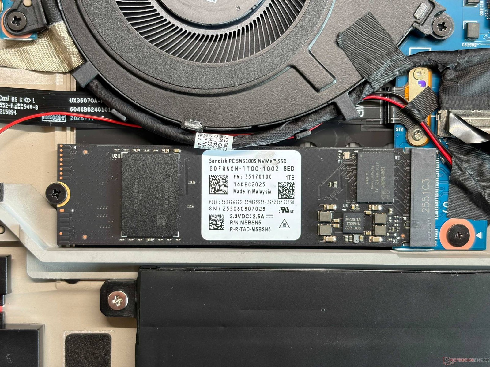 ASUS Zenbook A16 d&ugrave;ng hai quạt l&agrave;m m&aacute;t chip mạnh, Apple MacBook Pro vẫn chỉ c&oacute; một - Ảnh 3.