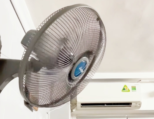 Bật điều h&ograve;a + quạt c&oacute; tốn điện hơn kh&ocirc;ng? EVN đưa ra đ&aacute;p &aacute;n - Ảnh 2.