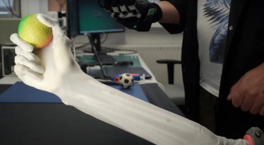 Sau bảy năm nghi&ecirc;n cứu giải phẫu cơ thể, c&ocirc;ng ty Ba Lan th&agrave;nh c&ocirc;ng chế tạo c&aacute;nh tay robot sở hữu cơ bắp như con người, c&oacute; thể nắm được 7 kg chỉ bằng một ng&oacute;n tay - Ảnh 3.