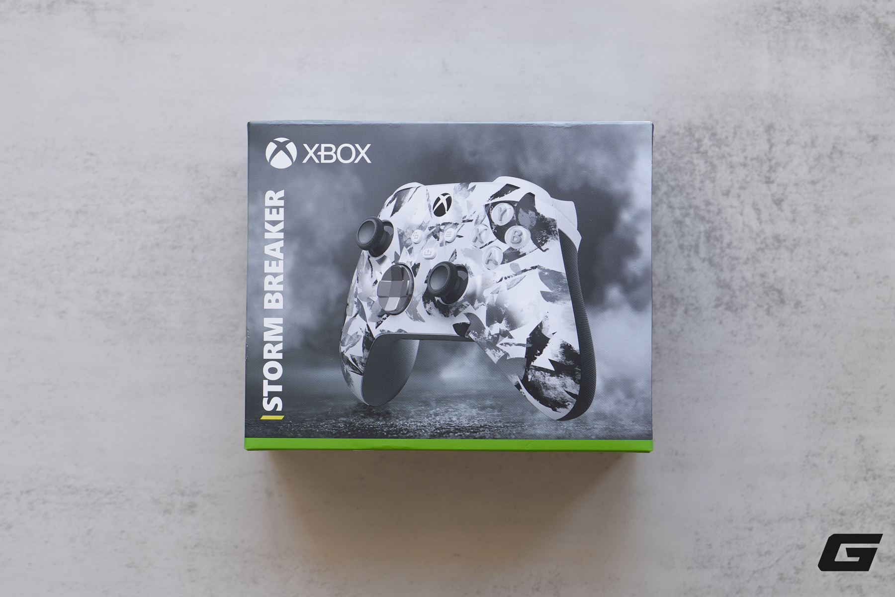 Tr&ecirc;n tay Xbox Storm Breaker Special Edition: chiến binh &ldquo;hắc bạch&rdquo; gi&uacute;p g&oacute;c gaming trở n&ecirc;n nổi bật hơn - Ảnh 1.