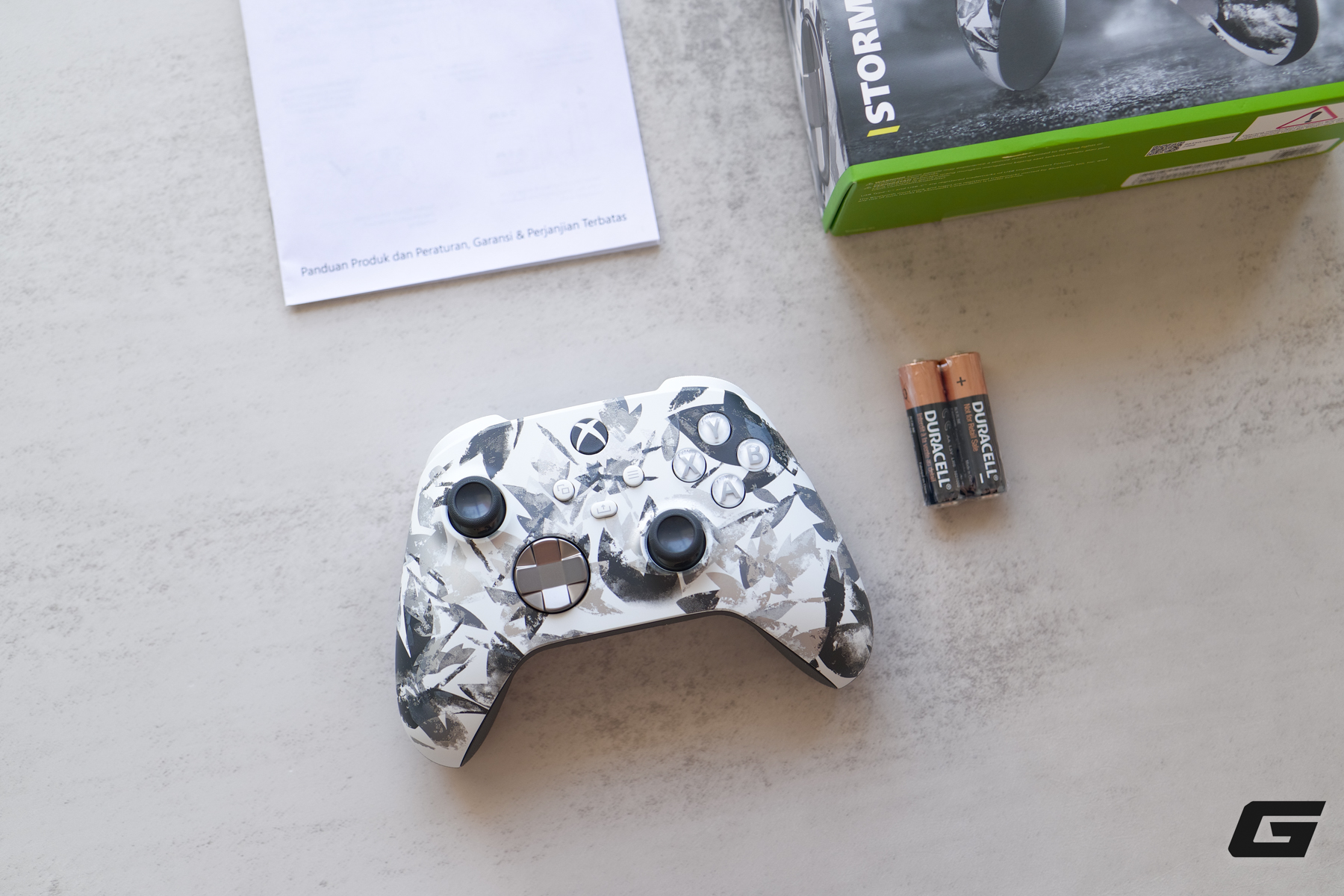 Tr&ecirc;n tay Xbox Storm Breaker Special Edition: chiến binh &ldquo;hắc bạch&rdquo; gi&uacute;p g&oacute;c gaming trở n&ecirc;n nổi bật hơn - Ảnh 4.