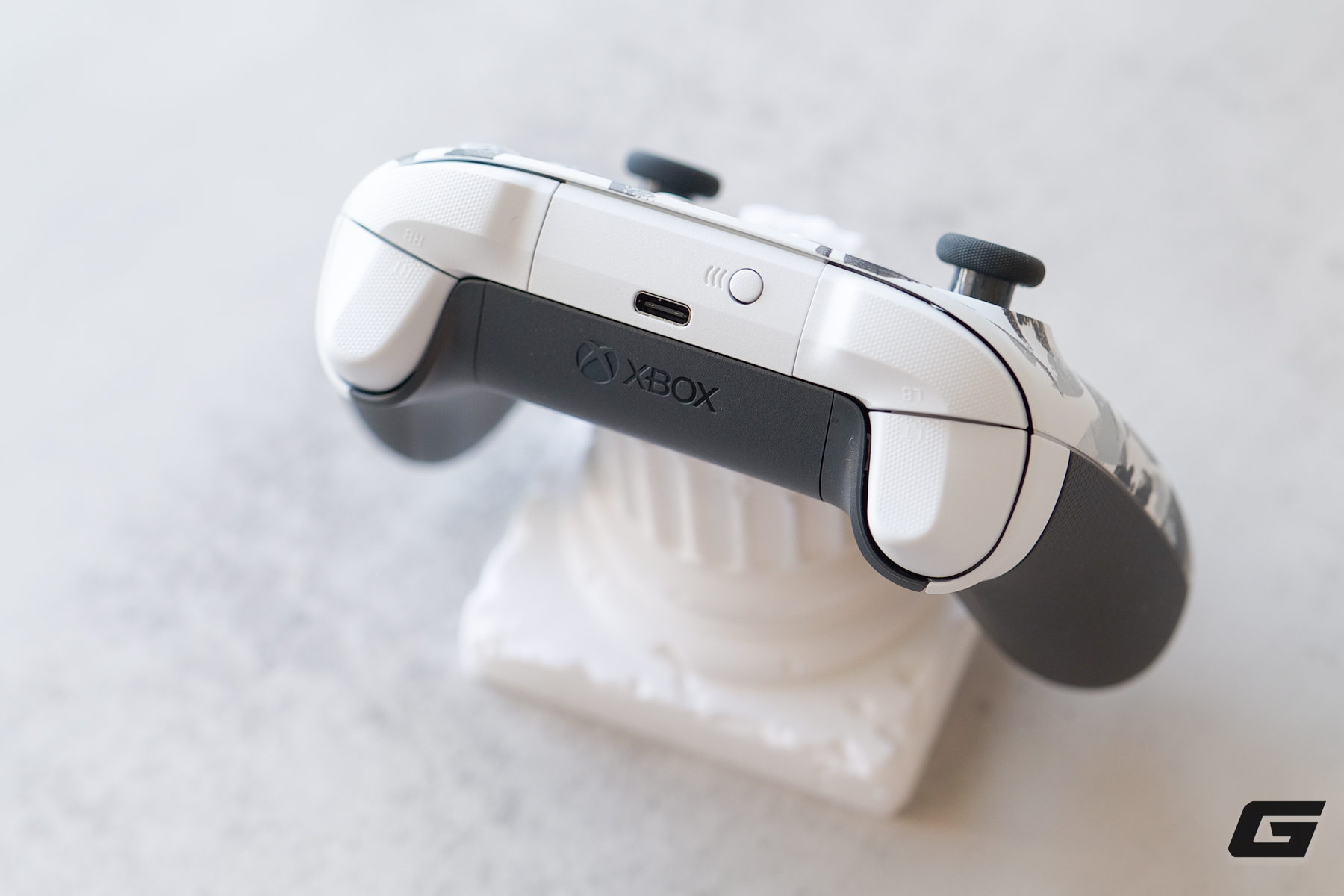 Tr&ecirc;n tay Xbox Storm Breaker Special Edition: chiến binh &ldquo;hắc bạch&rdquo; gi&uacute;p g&oacute;c gaming trở n&ecirc;n nổi bật hơn - Ảnh 9.