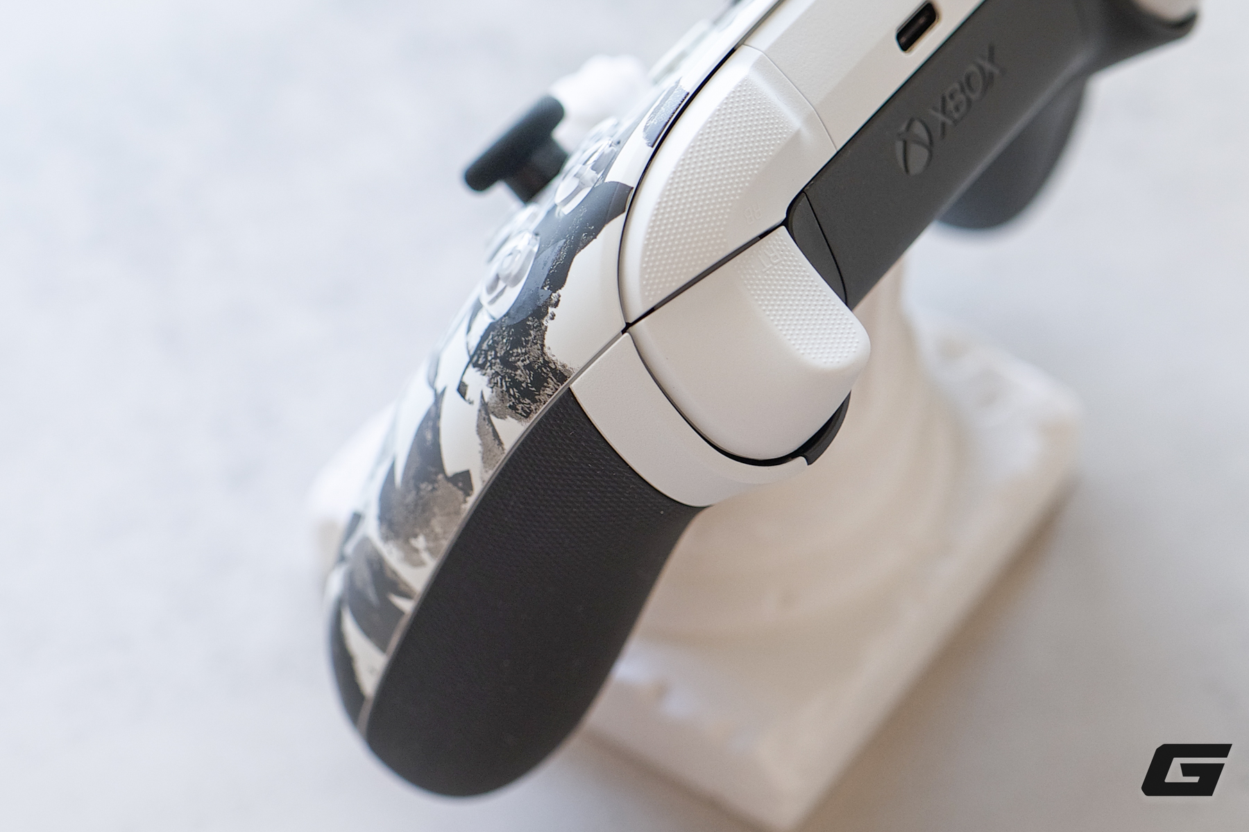 Tr&ecirc;n tay Xbox Storm Breaker Special Edition: chiến binh &ldquo;hắc bạch&rdquo; gi&uacute;p g&oacute;c gaming trở n&ecirc;n nổi bật hơn - Ảnh 15.