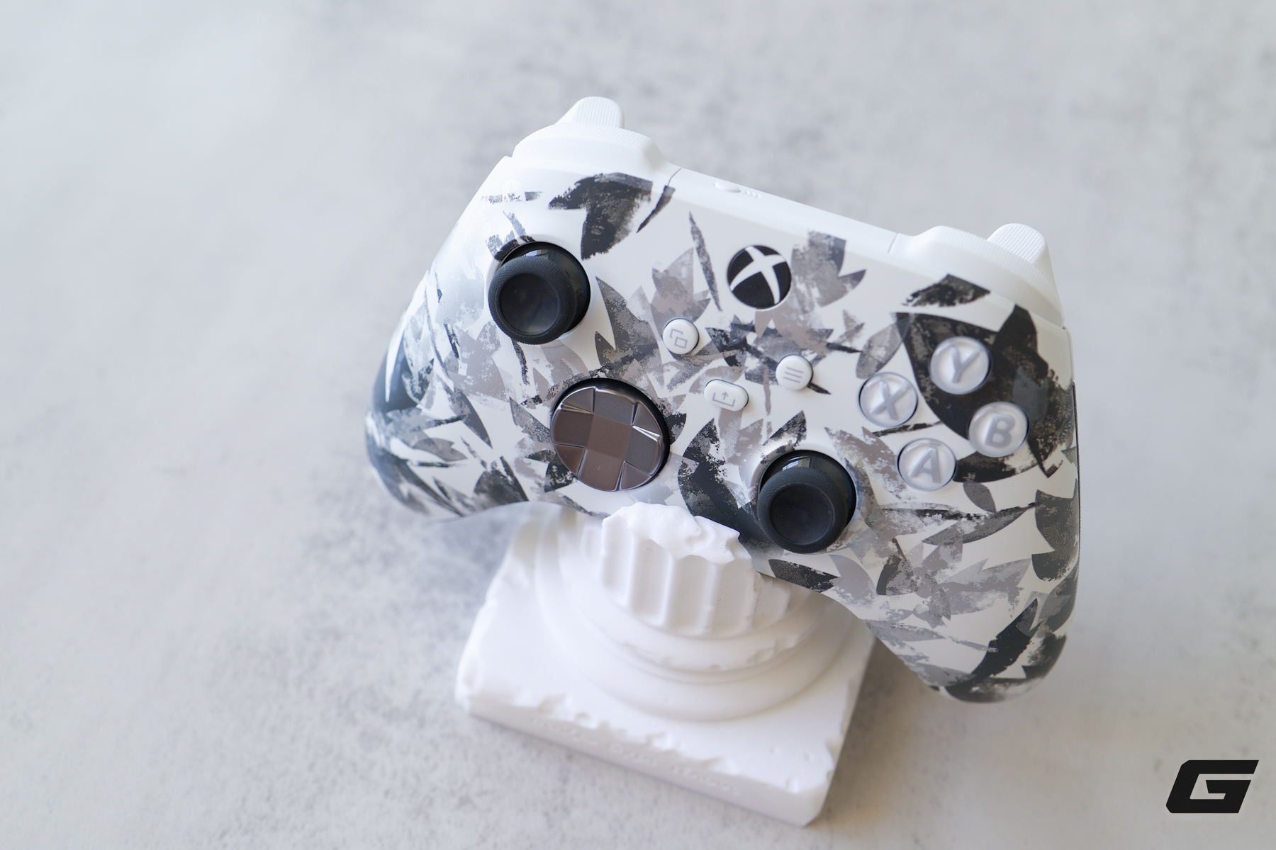 Tr&ecirc;n tay Xbox Storm Breaker Special Edition: chiến binh &ldquo;hắc bạch&rdquo; gi&uacute;p g&oacute;c gaming trở n&ecirc;n nổi bật hơn - Ảnh 13.