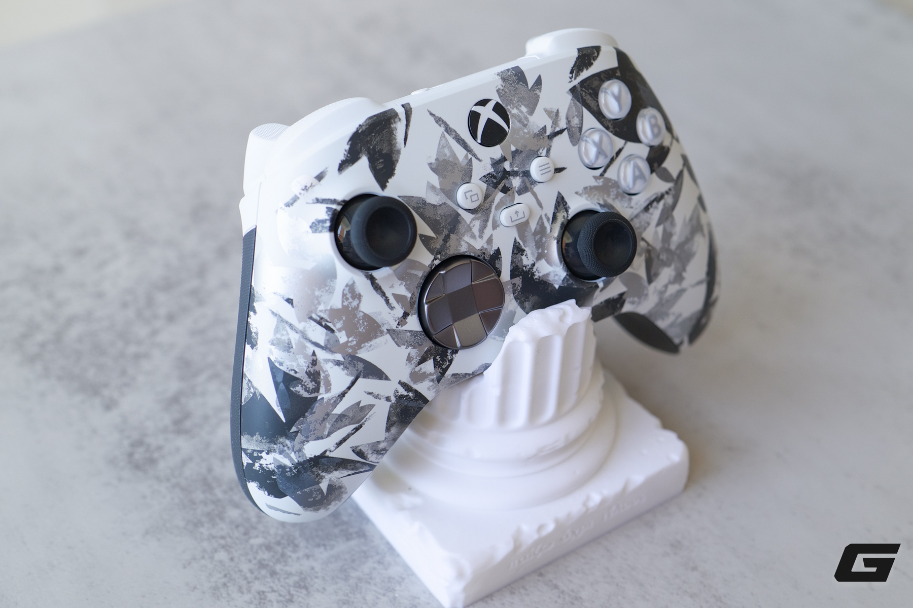 Tr&ecirc;n tay Xbox Storm Breaker Special Edition: chiến binh &ldquo;hắc bạch&rdquo; gi&uacute;p g&oacute;c gaming trở n&ecirc;n nổi bật hơn - Ảnh 6.