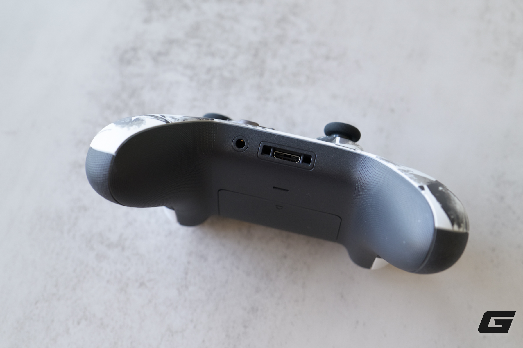 Tr&ecirc;n tay Xbox Storm Breaker Special Edition: chiến binh &ldquo;hắc bạch&rdquo; gi&uacute;p g&oacute;c gaming trở n&ecirc;n nổi bật hơn - Ảnh 16.