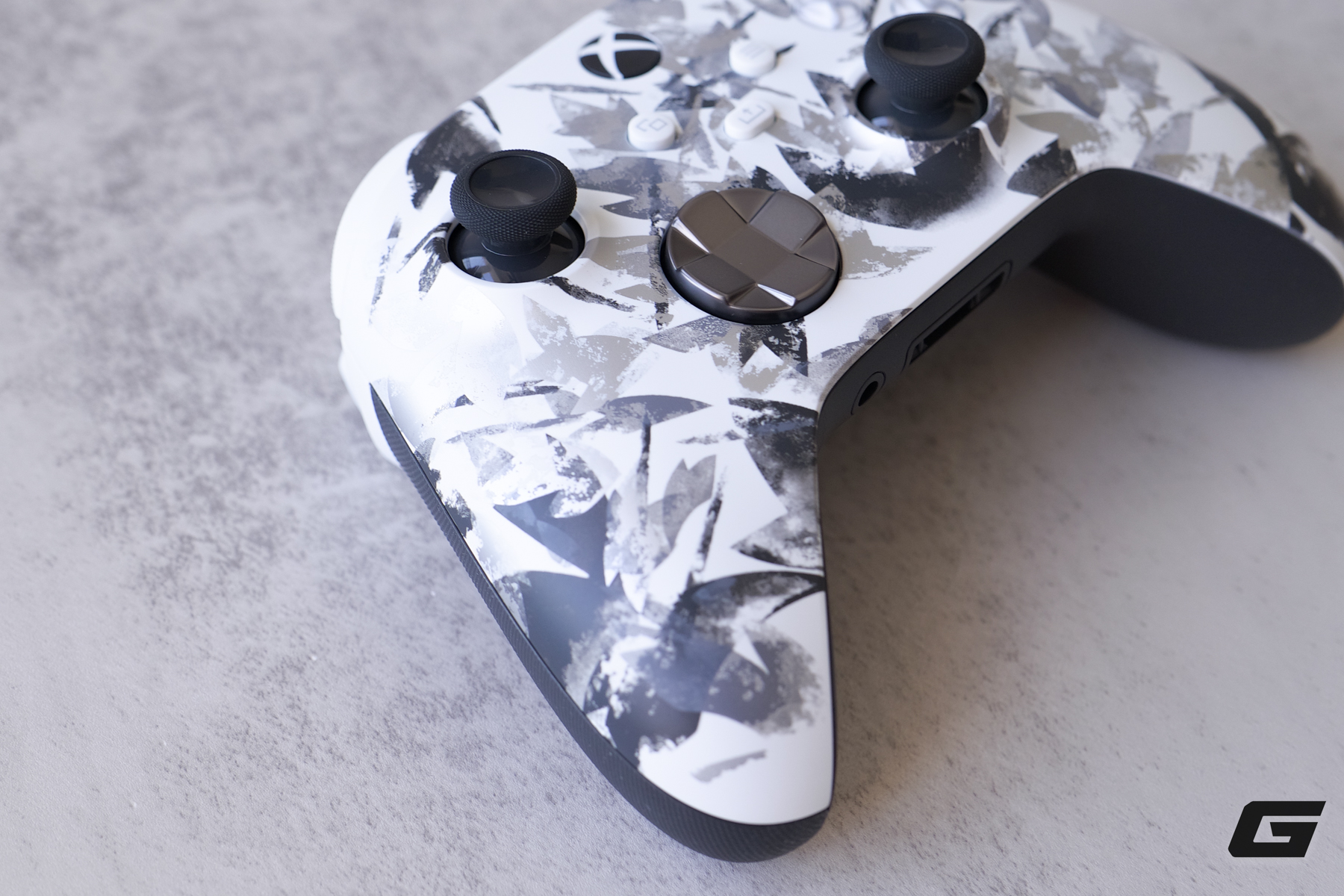 Tr&ecirc;n tay Xbox Storm Breaker Special Edition: chiến binh &ldquo;hắc bạch&rdquo; gi&uacute;p g&oacute;c gaming trở n&ecirc;n nổi bật hơn - Ảnh 7.