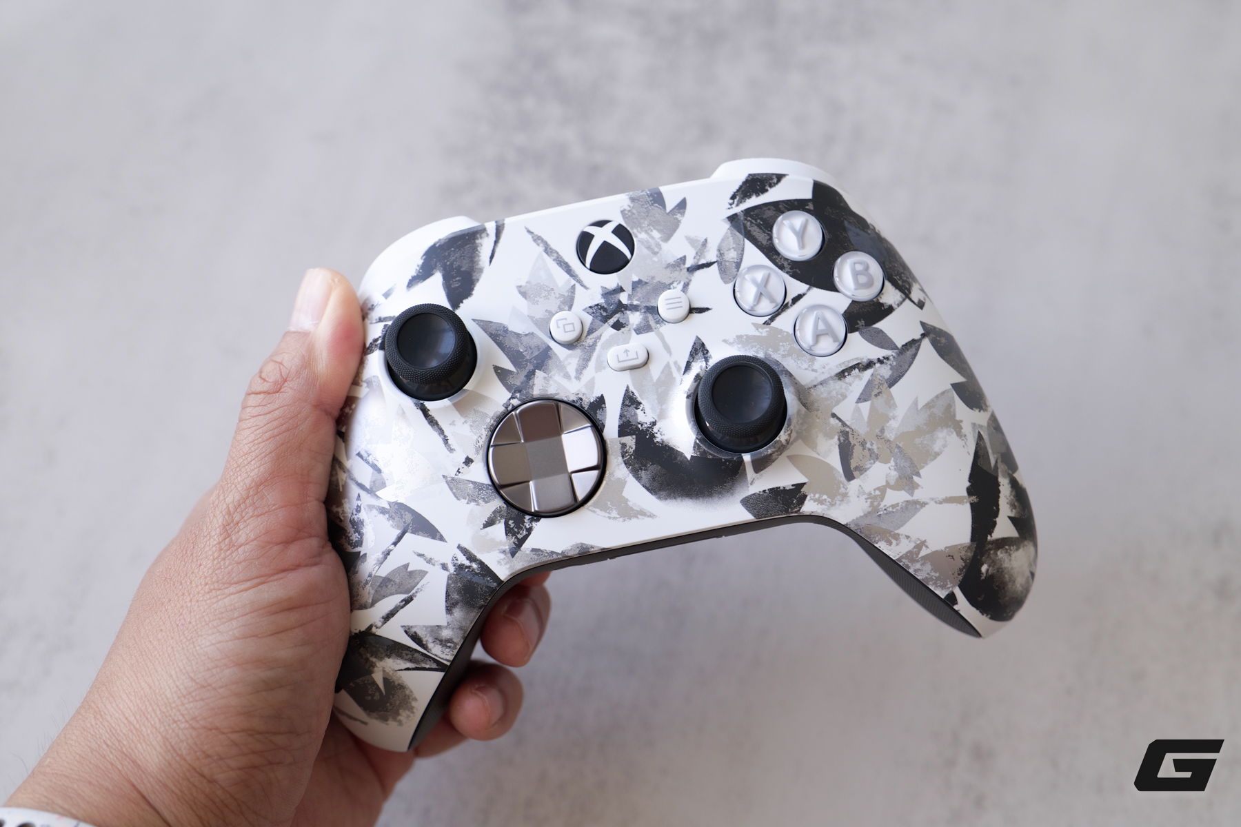 Tr&ecirc;n tay Xbox Storm Breaker Special Edition: chiến binh &ldquo;hắc bạch&rdquo; gi&uacute;p g&oacute;c gaming trở n&ecirc;n nổi bật hơn - Ảnh 5.