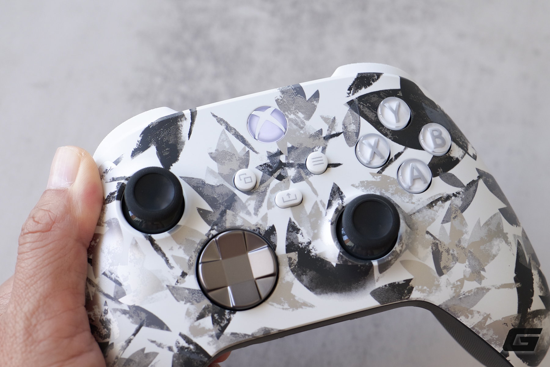 Tr&ecirc;n tay Xbox Storm Breaker Special Edition: chiến binh &ldquo;hắc bạch&rdquo; gi&uacute;p g&oacute;c gaming trở n&ecirc;n nổi bật hơn - Ảnh 8.