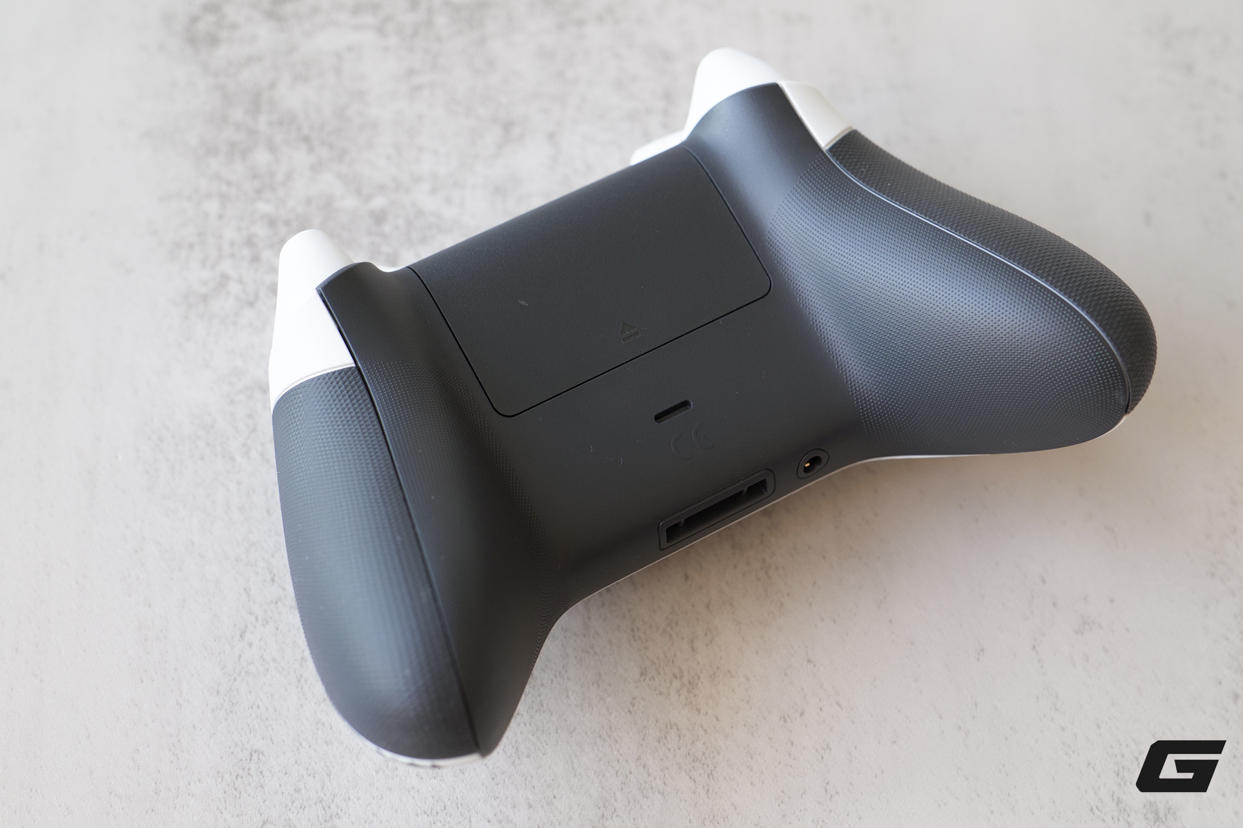 Tr&ecirc;n tay Xbox Storm Breaker Special Edition: chiến binh &ldquo;hắc bạch&rdquo; gi&uacute;p g&oacute;c gaming trở n&ecirc;n nổi bật hơn - Ảnh 11.