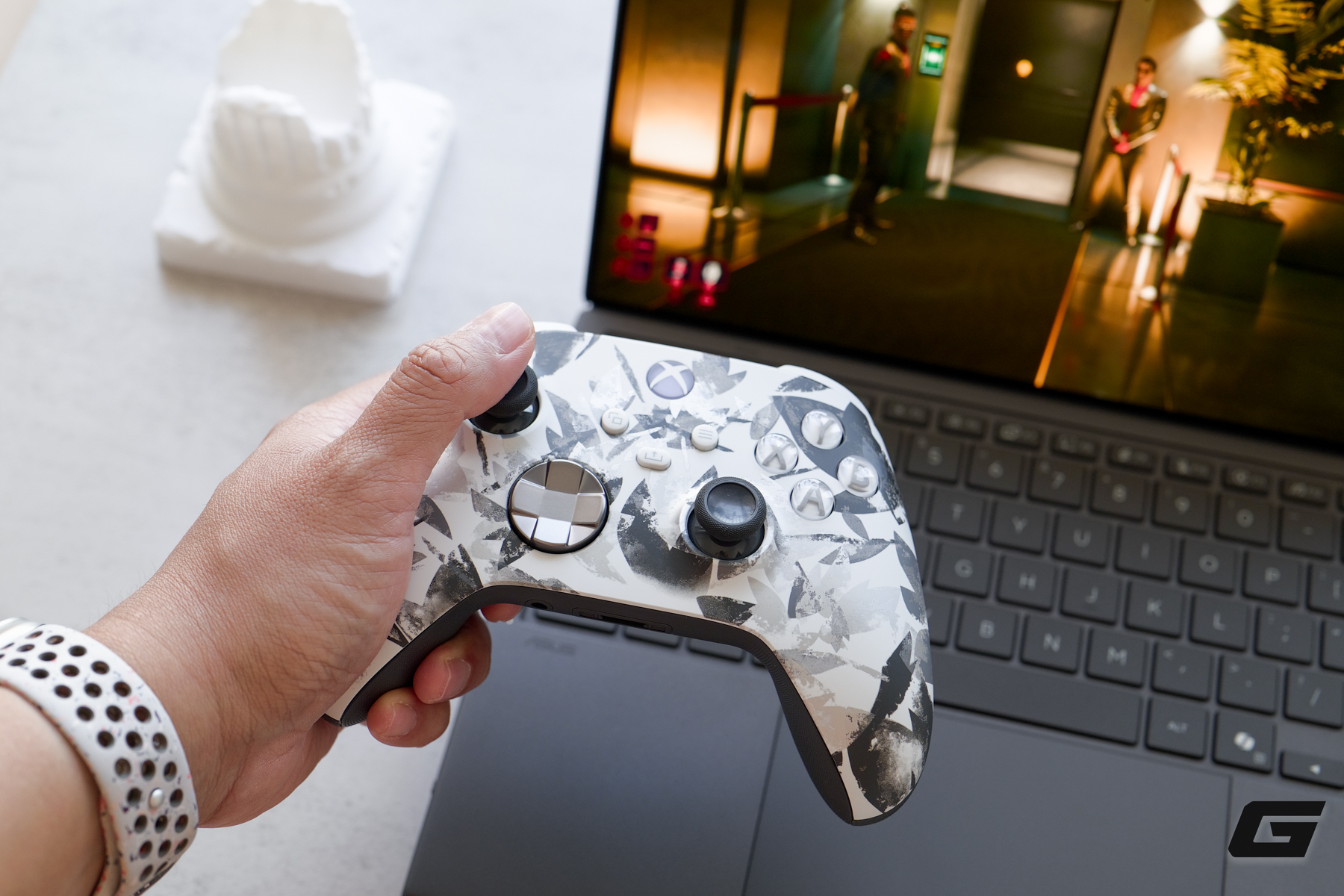 Tr&ecirc;n tay Xbox Storm Breaker Special Edition: chiến binh &ldquo;hắc bạch&rdquo; gi&uacute;p g&oacute;c gaming trở n&ecirc;n nổi bật hơn - Ảnh 14.