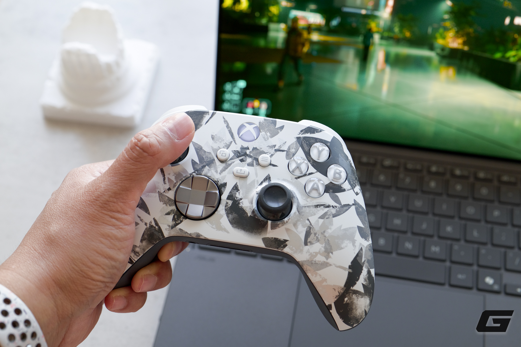 Tr&ecirc;n tay Xbox Storm Breaker Special Edition: chiến binh &ldquo;hắc bạch&rdquo; gi&uacute;p g&oacute;c gaming trở n&ecirc;n nổi bật hơn - Ảnh 17.