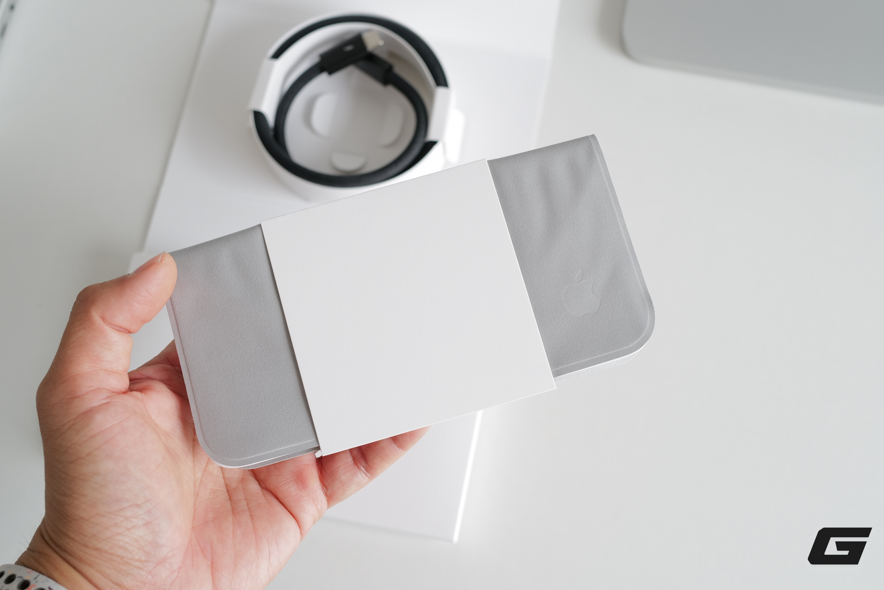 Tr&ecirc;n b&agrave;n Apple Studio Display XDR nano-texture: D&ugrave;ng rồi mới hiểu v&igrave; sao m&agrave;n h&igrave;nh Apple lu&ocirc;n c&oacute; sức h&uacute;t ri&ecirc;ng - Ảnh 5.