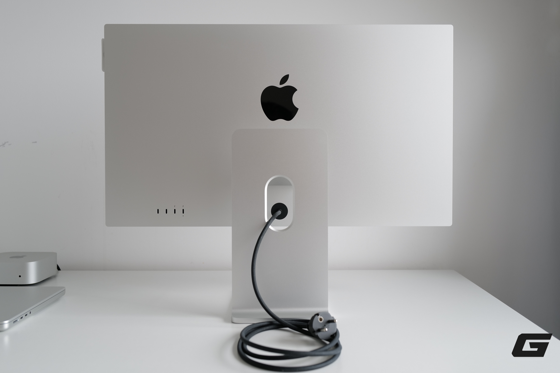 Tr&ecirc;n b&agrave;n Apple Studio Display XDR nano-texture: D&ugrave;ng rồi mới hiểu v&igrave; sao m&agrave;n h&igrave;nh Apple lu&ocirc;n c&oacute; sức h&uacute;t ri&ecirc;ng - Ảnh 10.