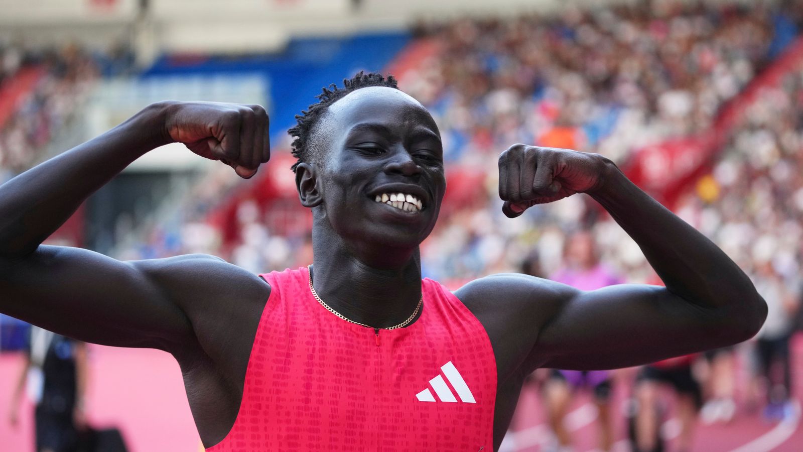 Thần đồng 18 tuổi x&ocirc; đổ kỷ lục của huyền thoại Usain Bolt tr&ecirc;n đường chạy 200m - Ảnh 1.