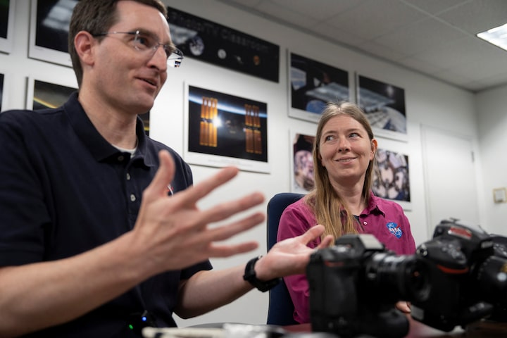 Phi h&agrave;nh gia Artemis II chụp ảnh Mặt Trăng đẹp "ngo&agrave;i mong đợi": B&iacute; mật đến từ 20 giờ huấn luyện v&agrave; chiếc m&aacute;y ảnh 10 năm tuổi- Ảnh 3.