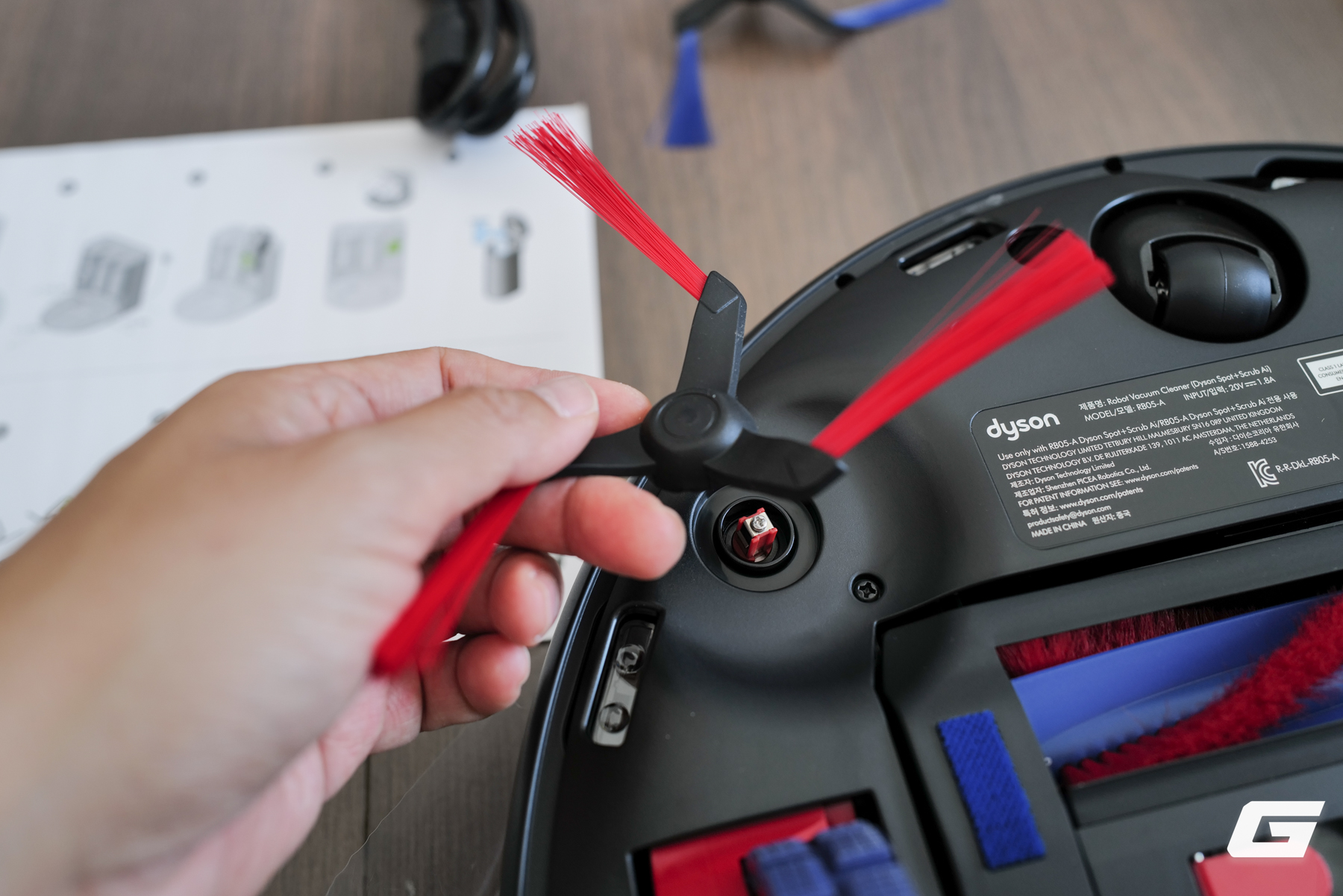 Đ&acirc;y l&agrave; robot h&uacute;t bụi lau nh&agrave; AI 35 triệu của Dyson: 3 th&ugrave;ng chứa, 2 chổi, 1 con lăn, 0 chi ph&iacute; t&uacute;i r&aacute;c- Ảnh 3.