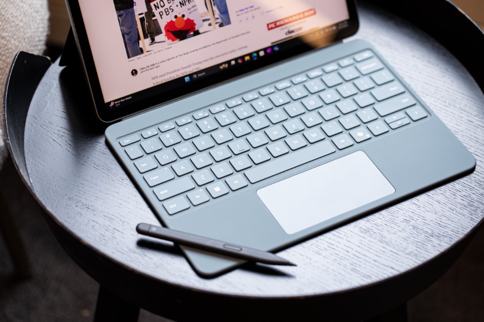 Microsoft l&agrave;m điều tệ nhất ngay thời điểm xấu nhất, đứng nh&igrave;n Apple d&ugrave;ng... r&aacute;c để định đoạt cuộc chơi - Ảnh 2.