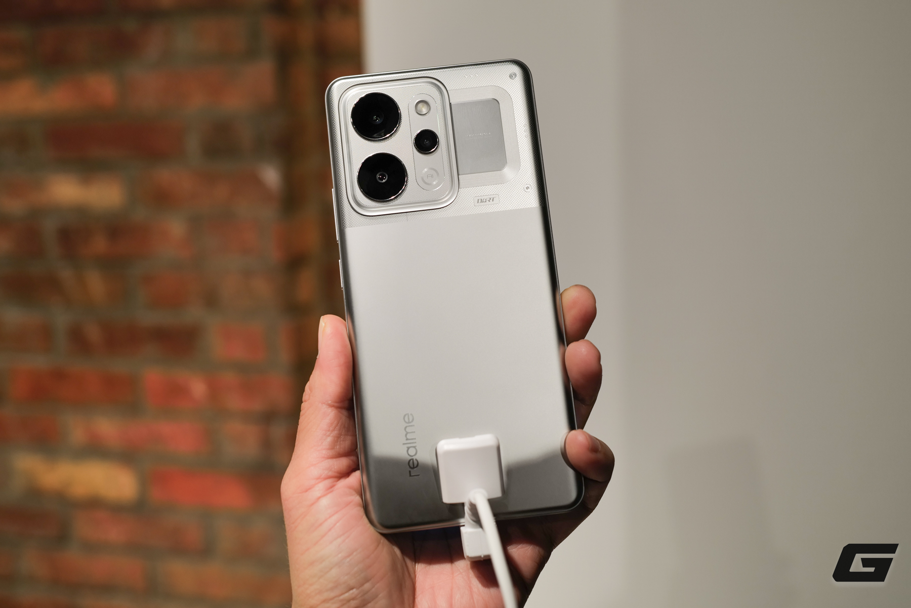 Đ&acirc;y l&agrave; vi&ecirc;n pin sạc dự ph&ograve;ng 10.001 mAh nhưng c&oacute; mọi t&iacute;nh năng của một chiếc điện thoại, bao gồm cả việc chụp ảnh cho bạn- Ảnh 5.