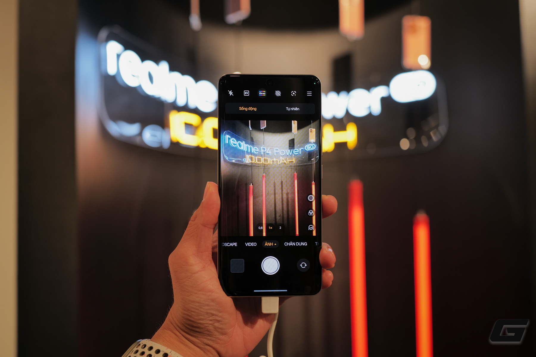 Đ&acirc;y l&agrave; vi&ecirc;n pin sạc dự ph&ograve;ng 10.001 mAh nhưng c&oacute; mọi t&iacute;nh năng của một chiếc điện thoại, bao gồm cả việc chụp ảnh cho bạn- Ảnh 14.