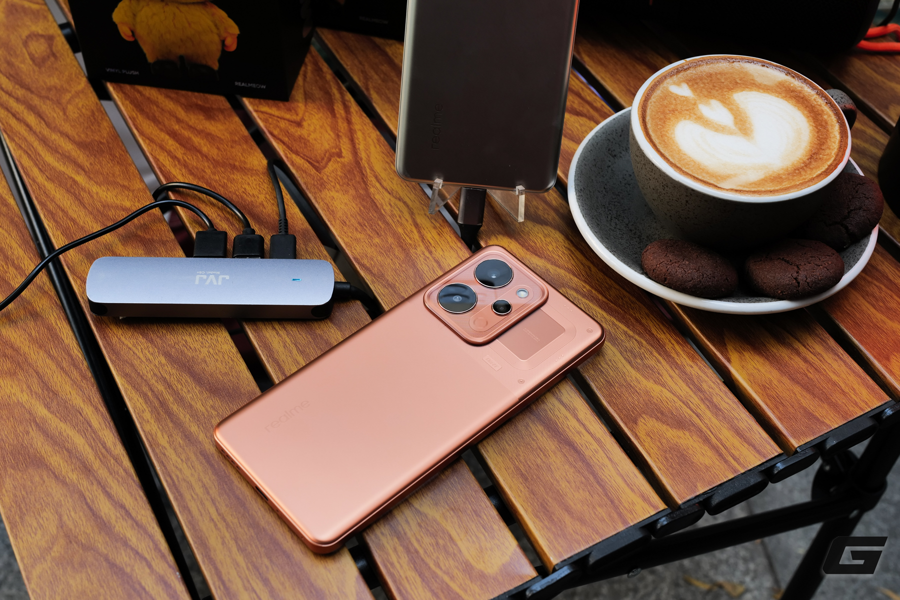 Đ&acirc;y l&agrave; vi&ecirc;n pin sạc dự ph&ograve;ng 10.001 mAh nhưng c&oacute; mọi t&iacute;nh năng của một chiếc điện thoại, bao gồm cả việc chụp ảnh cho bạn- Ảnh 15.