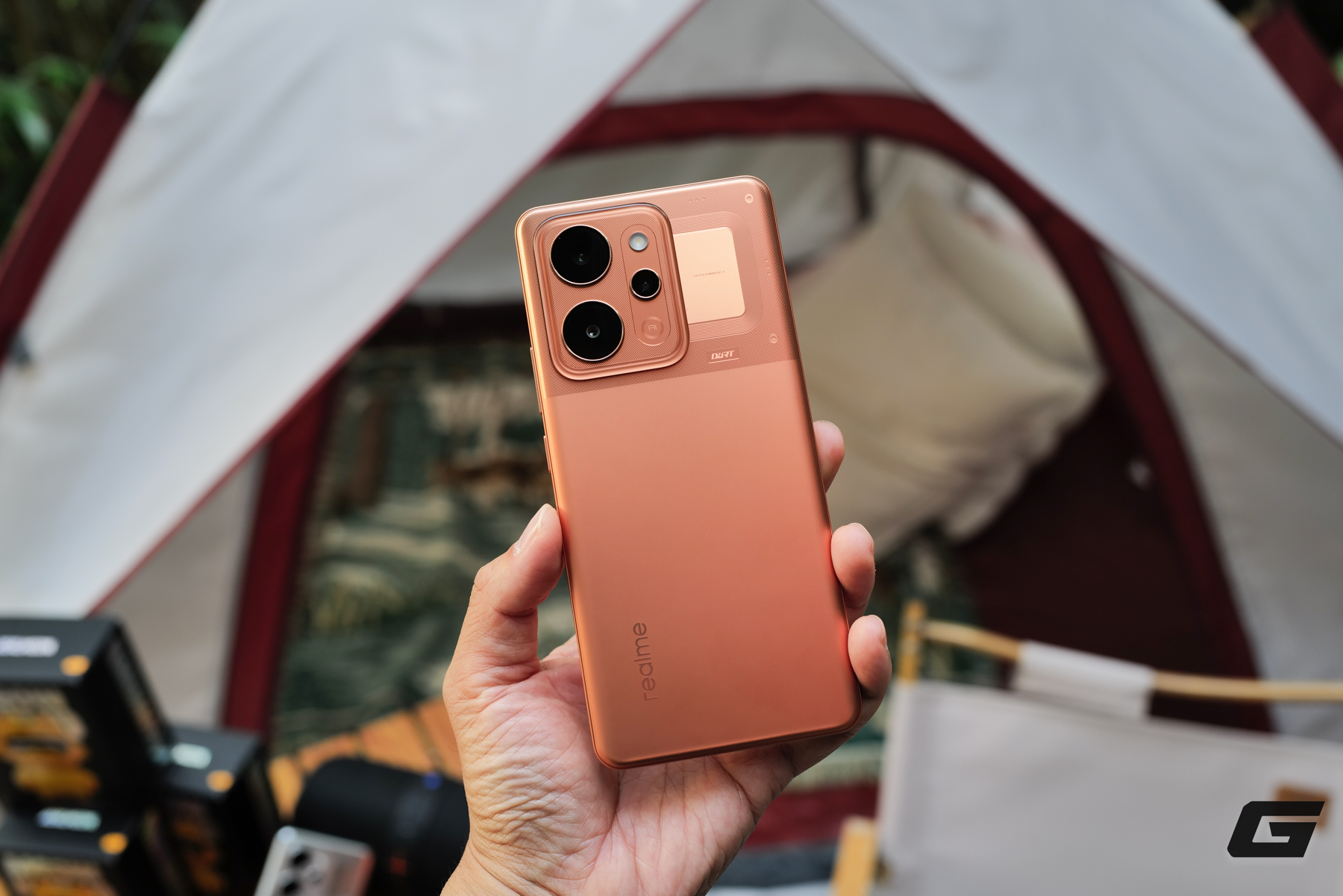 Đ&acirc;y l&agrave; vi&ecirc;n pin sạc dự ph&ograve;ng 10.001 mAh nhưng c&oacute; mọi t&iacute;nh năng của một chiếc điện thoại, bao gồm cả việc chụp ảnh cho bạn- Ảnh 1.