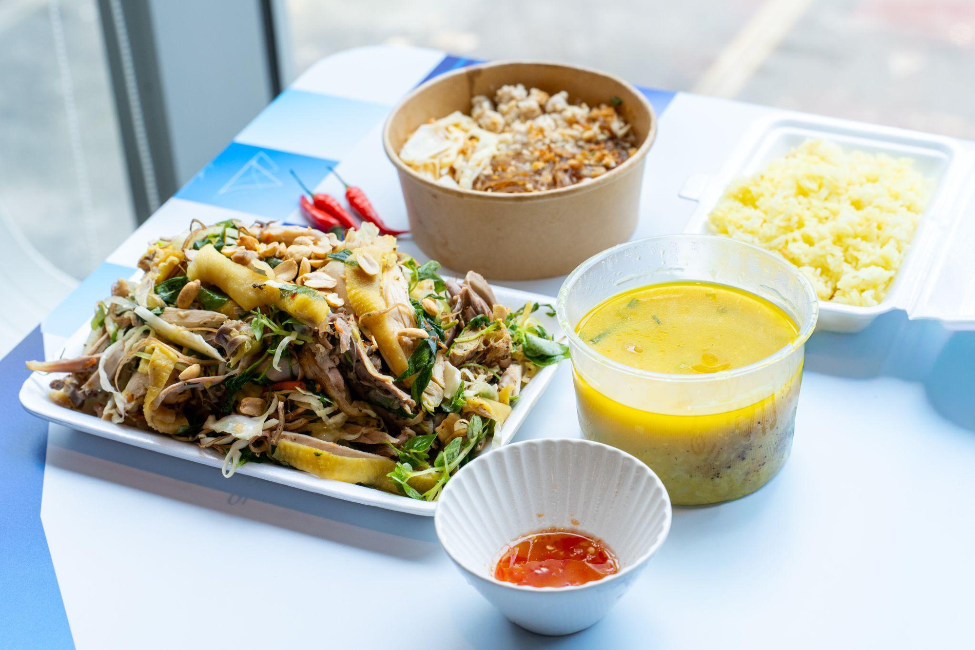 3 lựa chọn cơm g&agrave; vị đ&uacute;ng đỉnh khi chưa biết ăn g&igrave; h&ocirc;m nay - Ảnh 1.