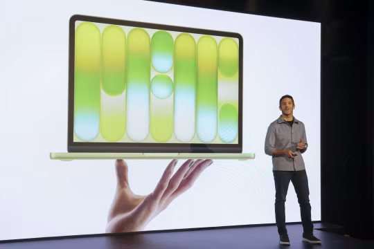 Người mua iPhone chịu ảnh hưởng g&igrave; khi đế chế 3.000 tỷ USD đổi CEO?- Ảnh 1.