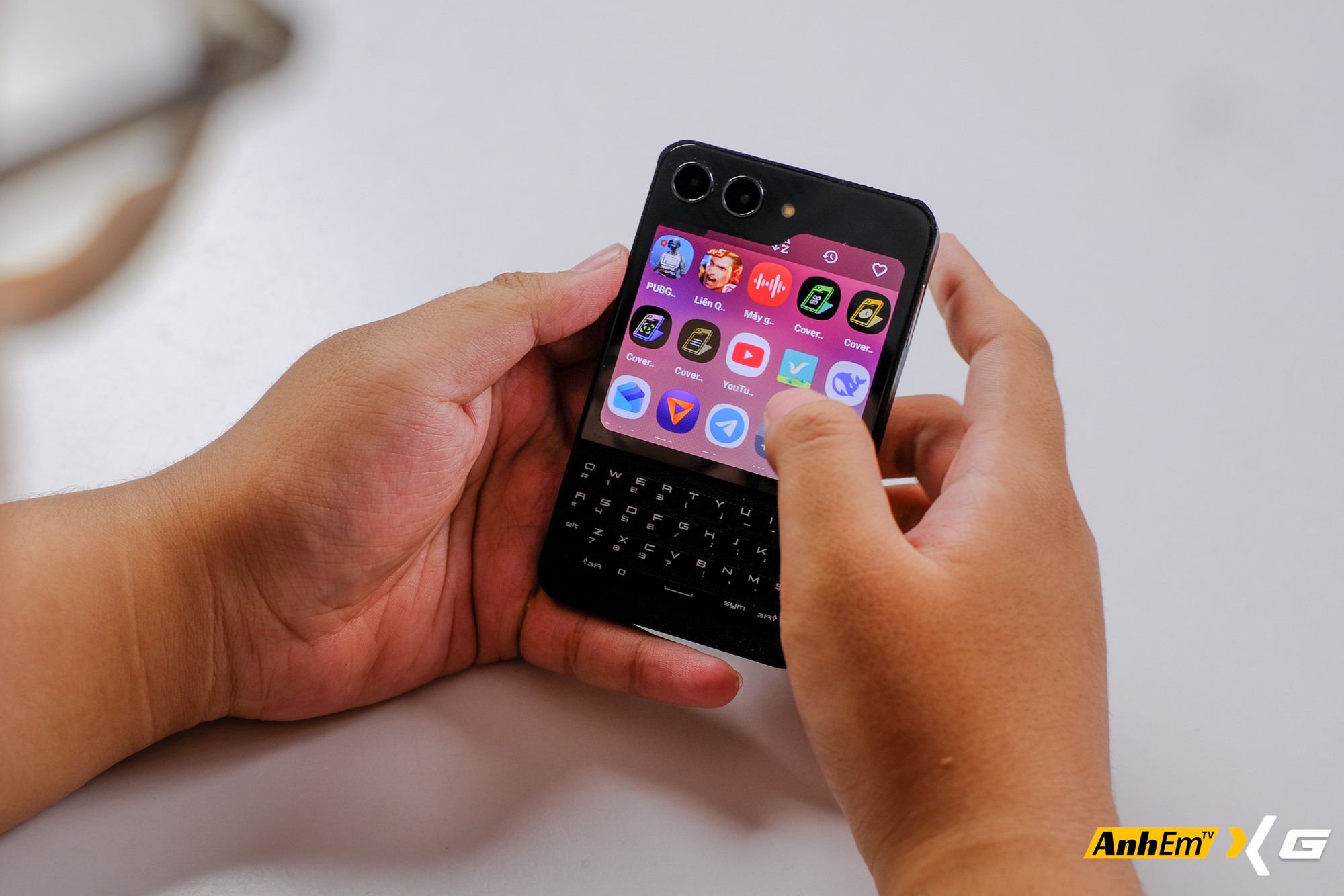 Sinh vi&ecirc;n Việt &ldquo;độ&rdquo; Galaxy Z Flip5 th&agrave;nh BlackBerry Porsche Design: B&agrave;n ph&iacute;m QWERTY vật l&yacute;, vỏ tự in 3D, c&oacute; hẳn... hai cổng sạc USB-C- Ảnh 12.