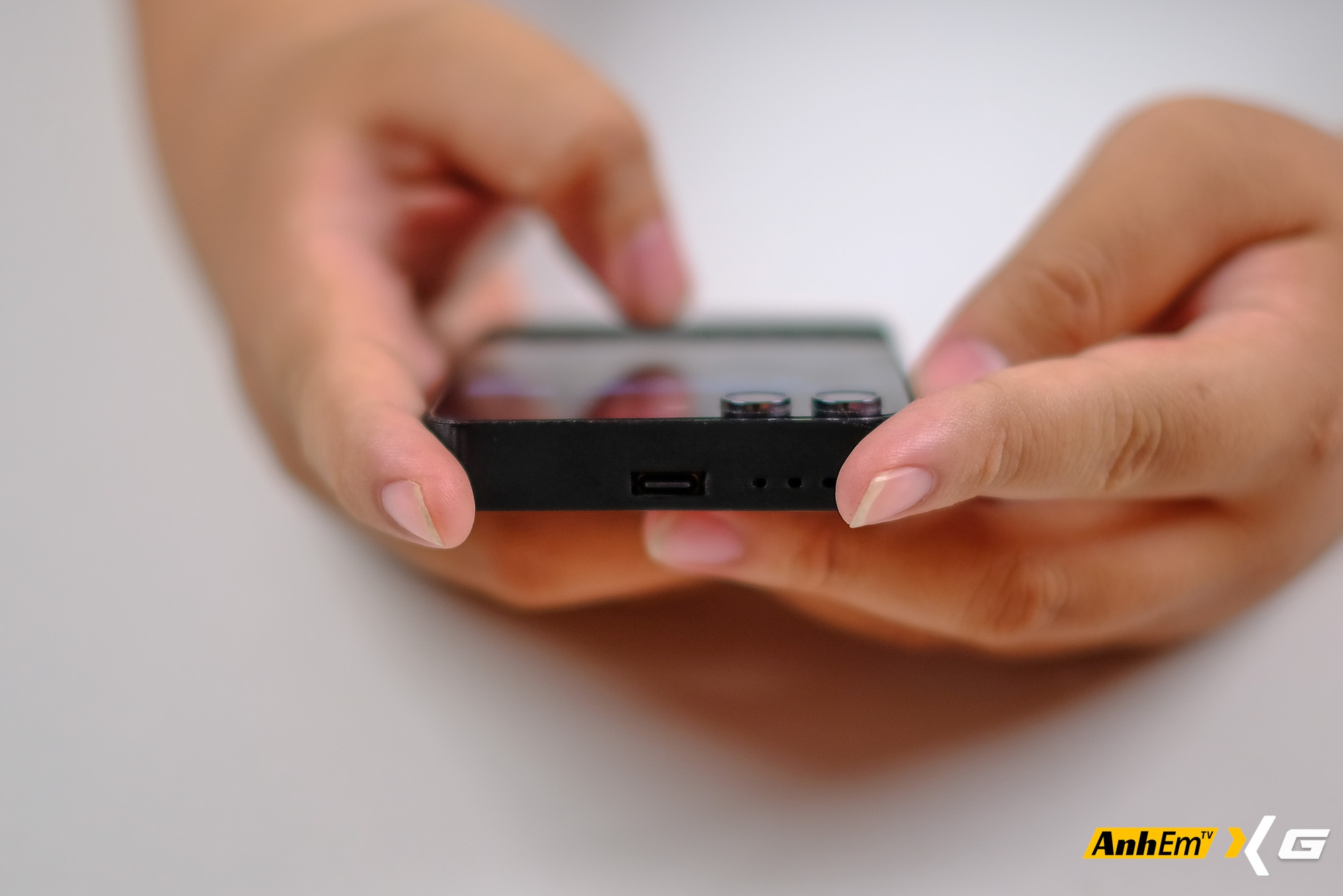 Sinh vi&ecirc;n Việt &ldquo;độ&rdquo; Galaxy Z Flip5 th&agrave;nh BlackBerry Porsche Design: B&agrave;n ph&iacute;m QWERTY vật l&yacute;, vỏ tự in 3D, c&oacute; hẳn... hai cổng sạc USB-C- Ảnh 8.