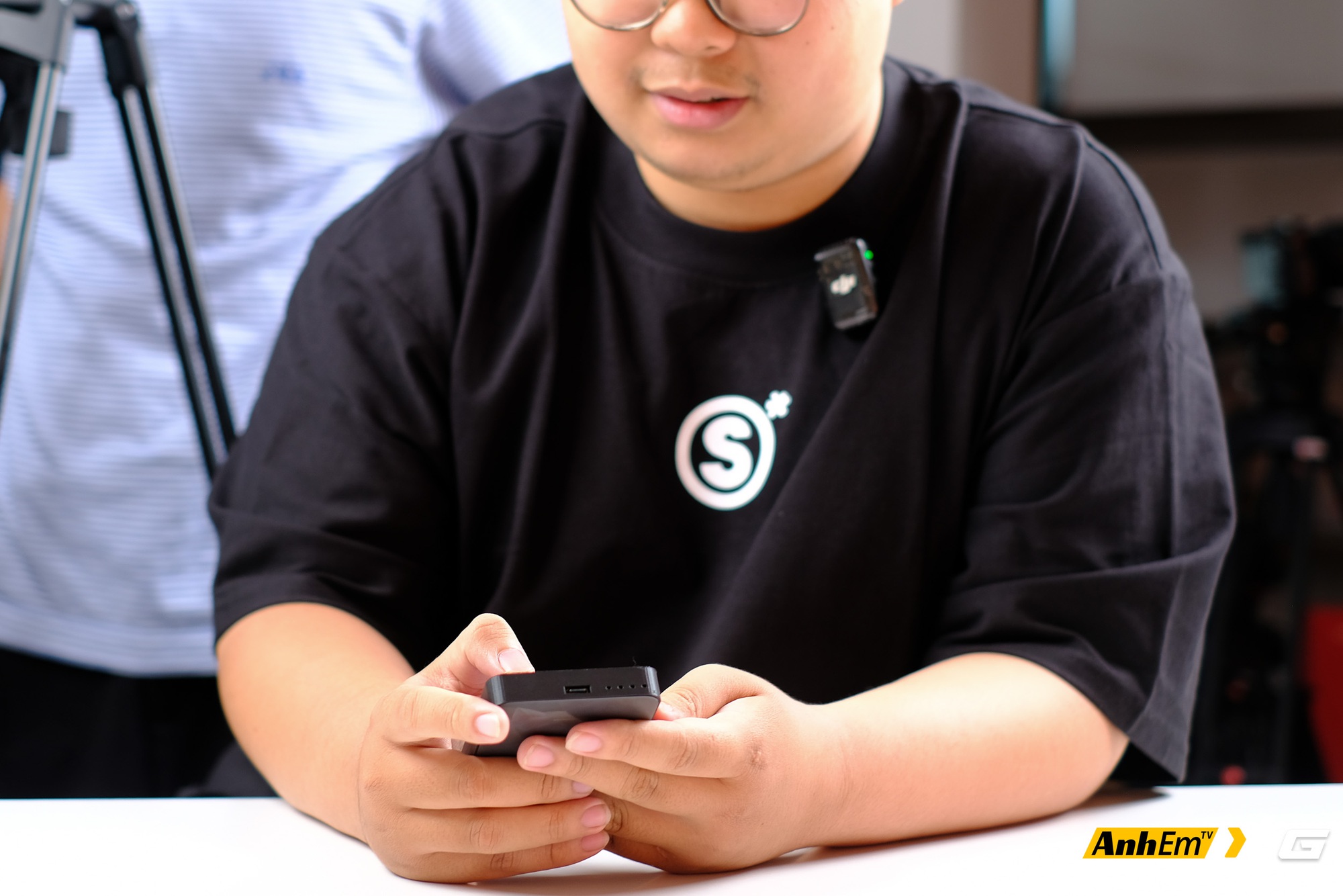 Sinh vi&ecirc;n Việt &ldquo;độ&rdquo; Galaxy Z Flip5 th&agrave;nh BlackBerry Porsche Design: B&agrave;n ph&iacute;m QWERTY vật l&yacute;, vỏ tự in 3D, c&oacute; hẳn... hai cổng sạc USB-C- Ảnh 1.