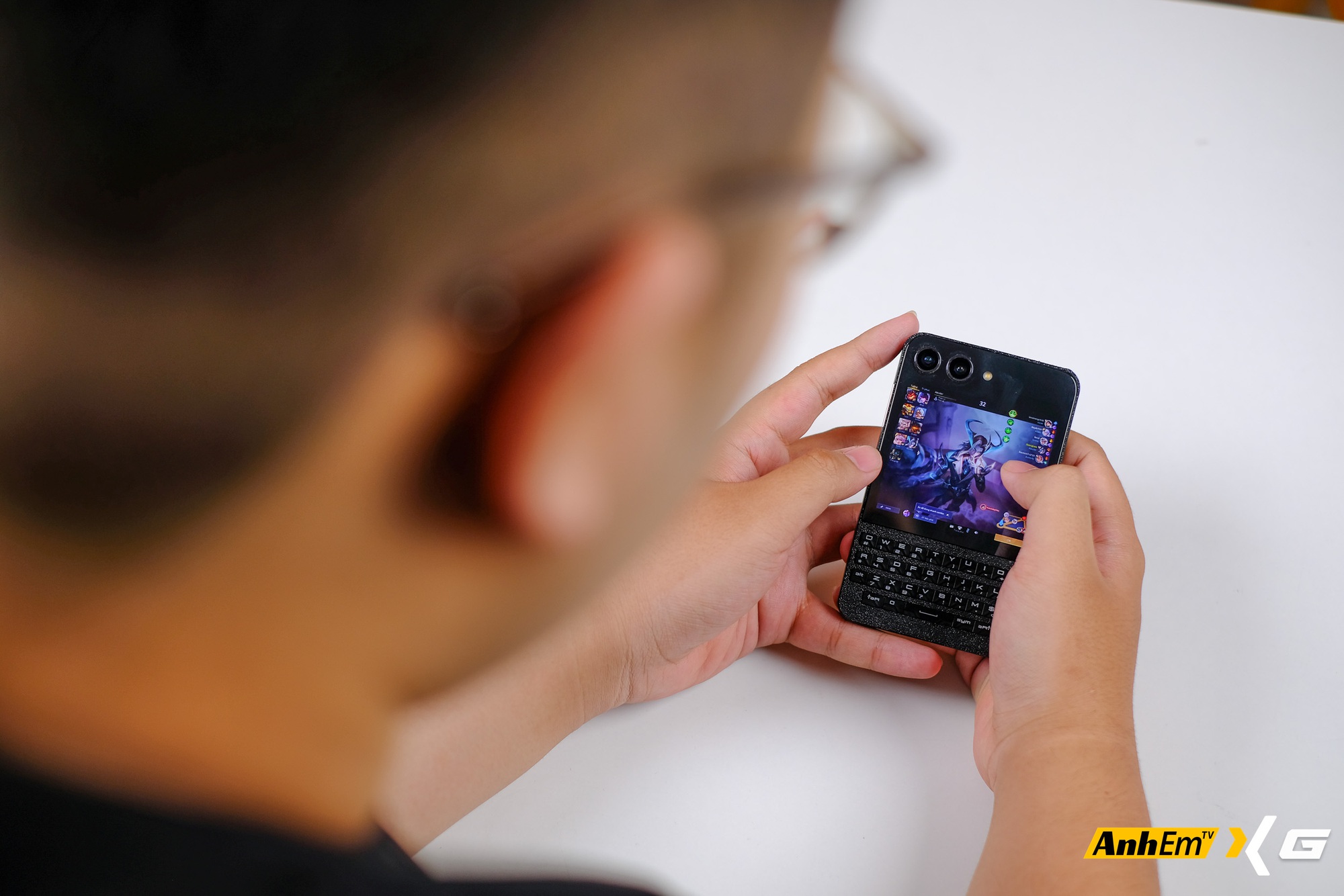 Sinh vi&ecirc;n Việt &ldquo;độ&rdquo; Galaxy Z Flip5 th&agrave;nh BlackBerry Porsche Design: B&agrave;n ph&iacute;m QWERTY vật l&yacute;, vỏ tự in 3D, c&oacute; hẳn... hai cổng sạc USB-C- Ảnh 15.