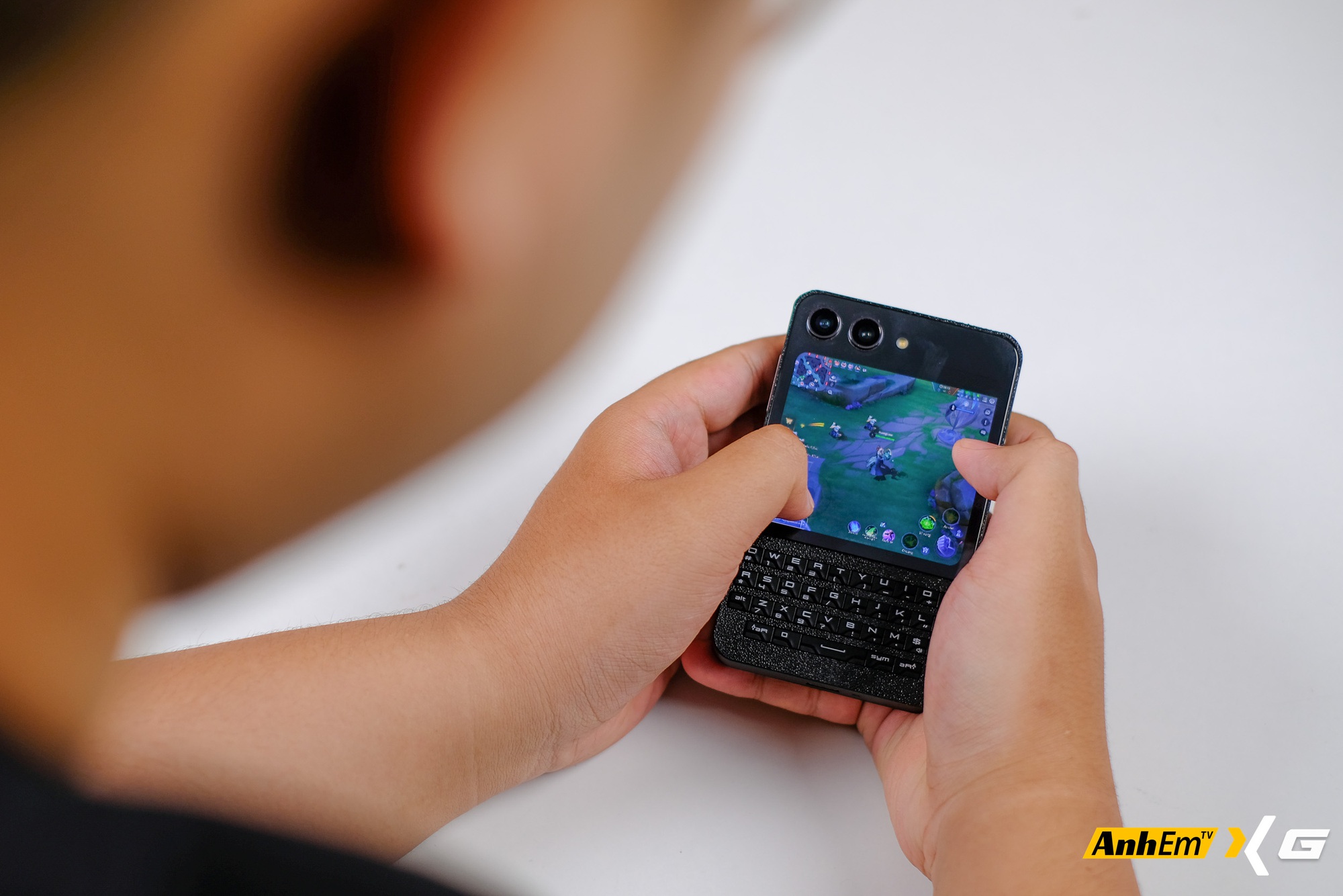 Sinh vi&ecirc;n Việt &ldquo;độ&rdquo; Galaxy Z Flip5 th&agrave;nh BlackBerry Porsche Design: B&agrave;n ph&iacute;m QWERTY vật l&yacute;, vỏ tự in 3D, c&oacute; hẳn... hai cổng sạc USB-C- Ảnh 16.