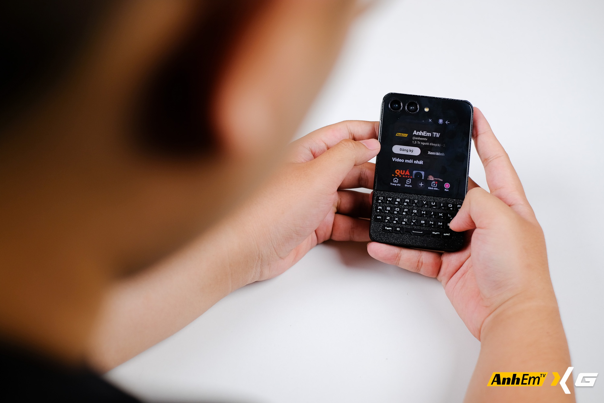 Sinh vi&ecirc;n Việt &ldquo;độ&rdquo; Galaxy Z Flip5 th&agrave;nh BlackBerry Porsche Design: B&agrave;n ph&iacute;m QWERTY vật l&yacute;, vỏ tự in 3D, c&oacute; hẳn... hai cổng sạc USB-C- Ảnh 14.