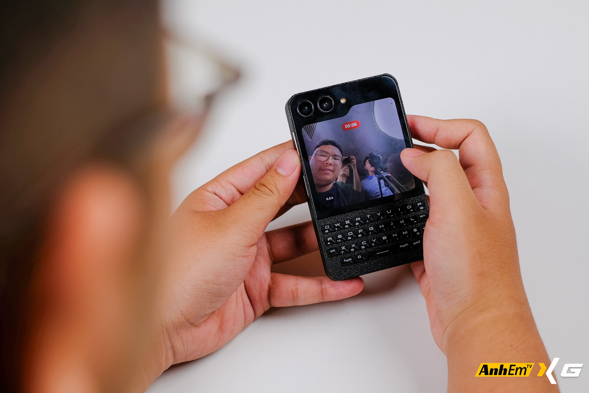 Sinh vi&ecirc;n Việt &ldquo;độ&rdquo; Galaxy Z Flip5 th&agrave;nh BlackBerry Porsche Design: B&agrave;n ph&iacute;m QWERTY vật l&yacute;, vỏ tự in 3D, c&oacute; hẳn... hai cổng sạc USB-C- Ảnh 18.