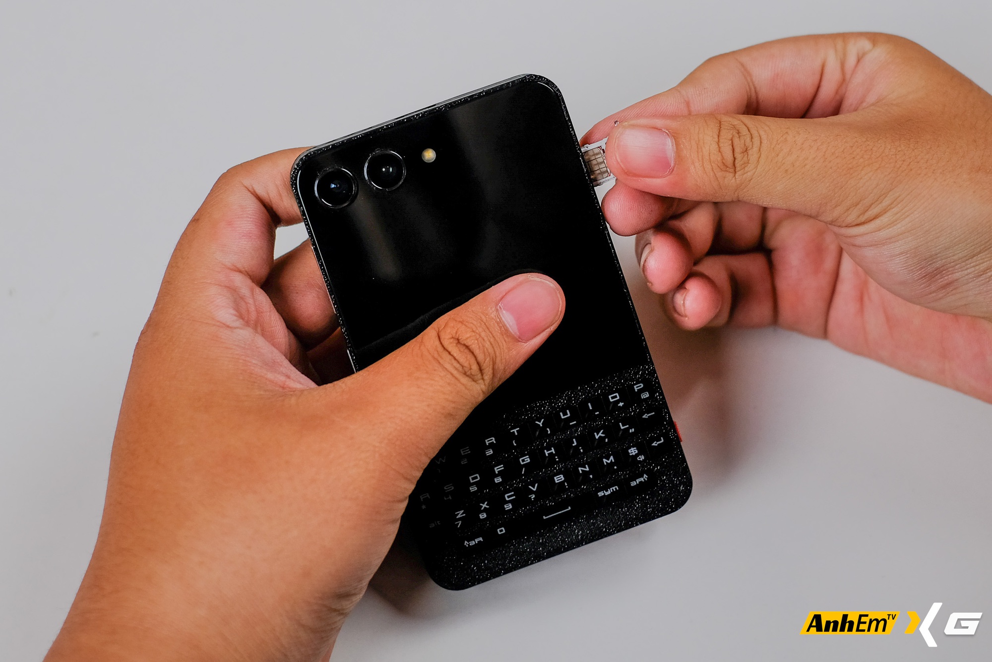 Sinh vi&ecirc;n Việt &ldquo;độ&rdquo; Galaxy Z Flip5 th&agrave;nh BlackBerry Porsche Design: B&agrave;n ph&iacute;m QWERTY vật l&yacute;, vỏ tự in 3D, c&oacute; hẳn... hai cổng sạc USB-C- Ảnh 17.