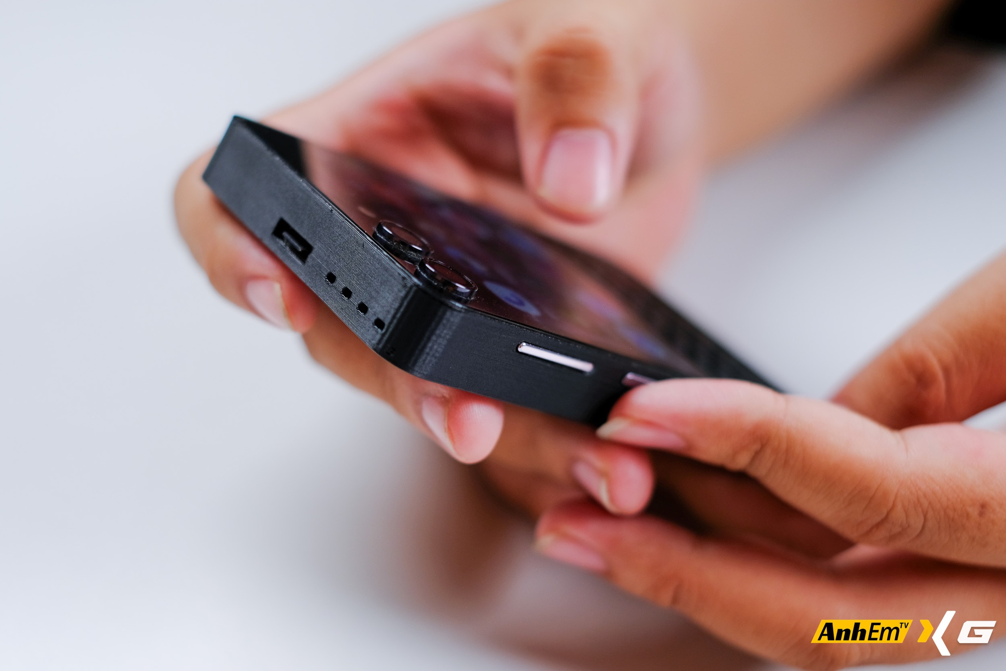 Sinh vi&ecirc;n Việt &ldquo;độ&rdquo; Galaxy Z Flip5 th&agrave;nh BlackBerry Porsche Design: B&agrave;n ph&iacute;m QWERTY vật l&yacute;, vỏ tự in 3D, c&oacute; hẳn... hai cổng sạc USB-C- Ảnh 11.