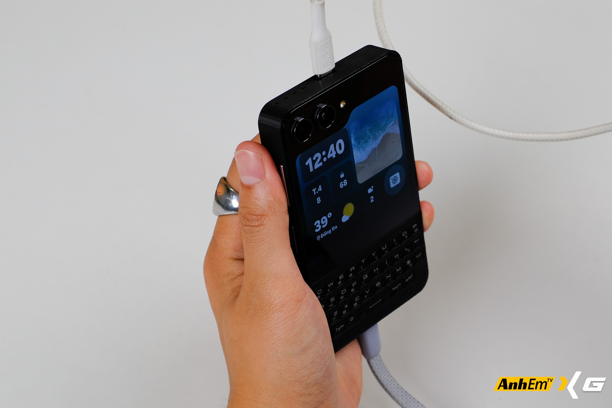 Sinh vi&ecirc;n Việt &ldquo;độ&rdquo; Galaxy Z Flip5 th&agrave;nh BlackBerry Porsche Design: B&agrave;n ph&iacute;m QWERTY vật l&yacute;, vỏ tự in 3D, c&oacute; hẳn... hai cổng sạc USB-C- Ảnh 9.