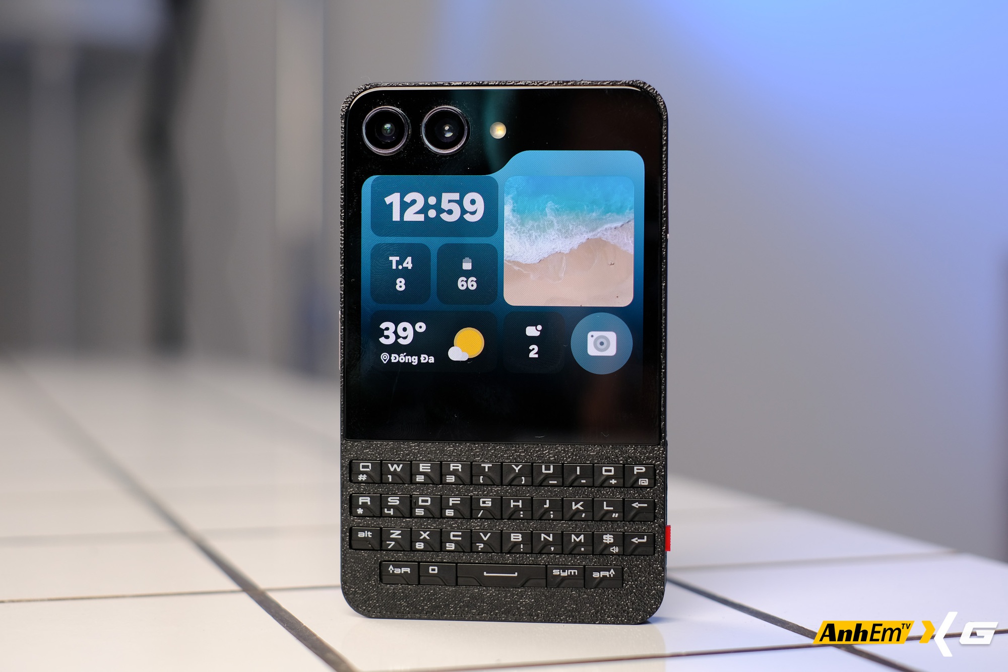Sinh vi&ecirc;n Việt &ldquo;độ&rdquo; Galaxy Z Flip5 th&agrave;nh BlackBerry Porsche Design: B&agrave;n ph&iacute;m QWERTY vật l&yacute;, vỏ tự in 3D, c&oacute; hẳn... hai cổng sạc USB-C- Ảnh 2.